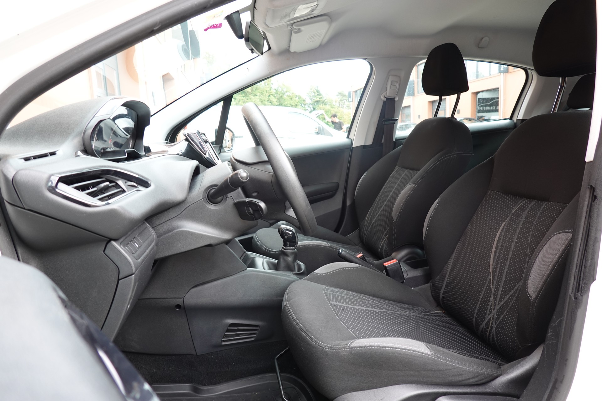 PEUGEOT 208 1.2 VTI " * Véhicule CH * Régulateur de vitesse * intérieur tissus *"-image-15
