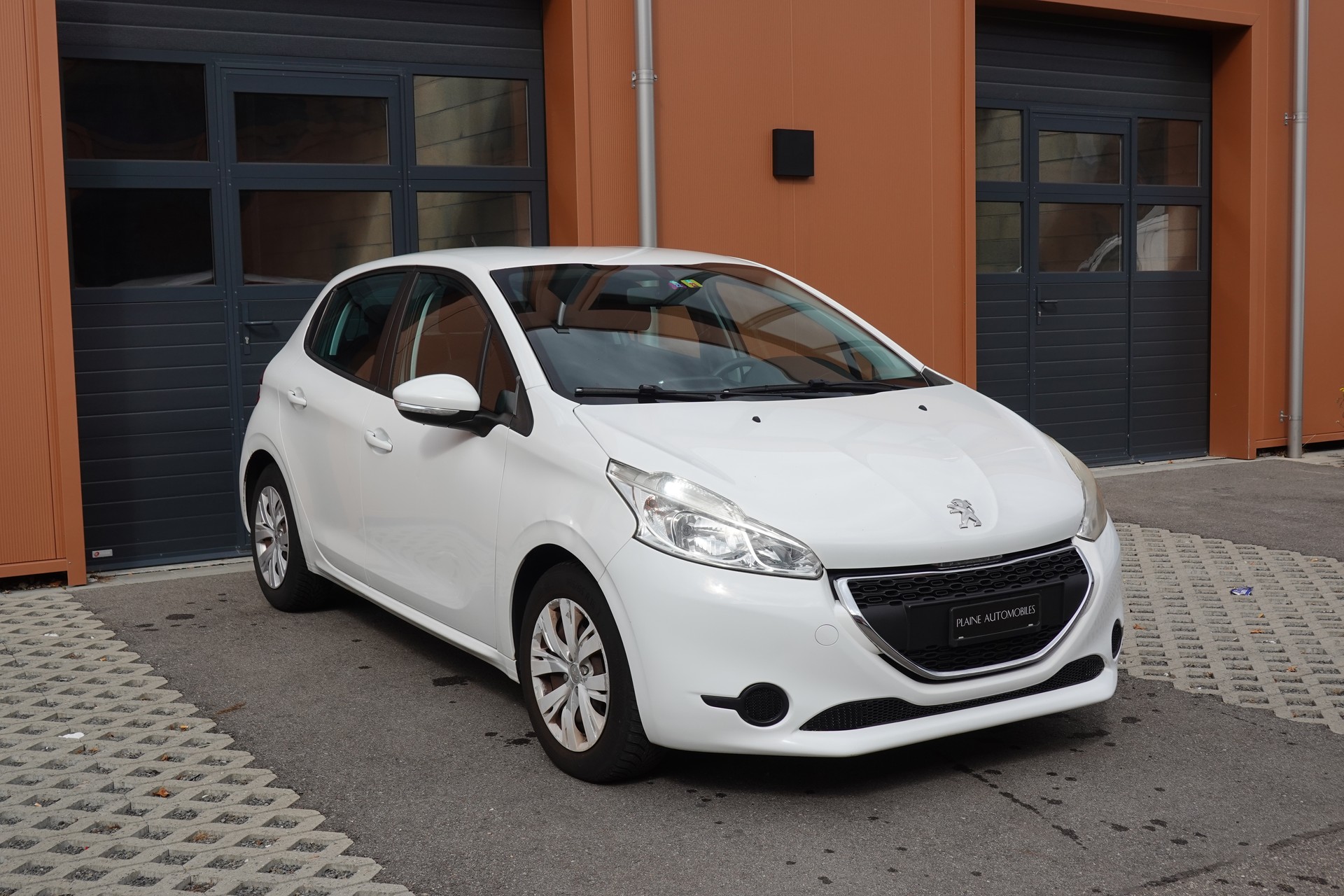 PEUGEOT 208 1.2 VTI " * Véhicule CH * Régulateur de vitesse * intérieur tissus *"-image-2