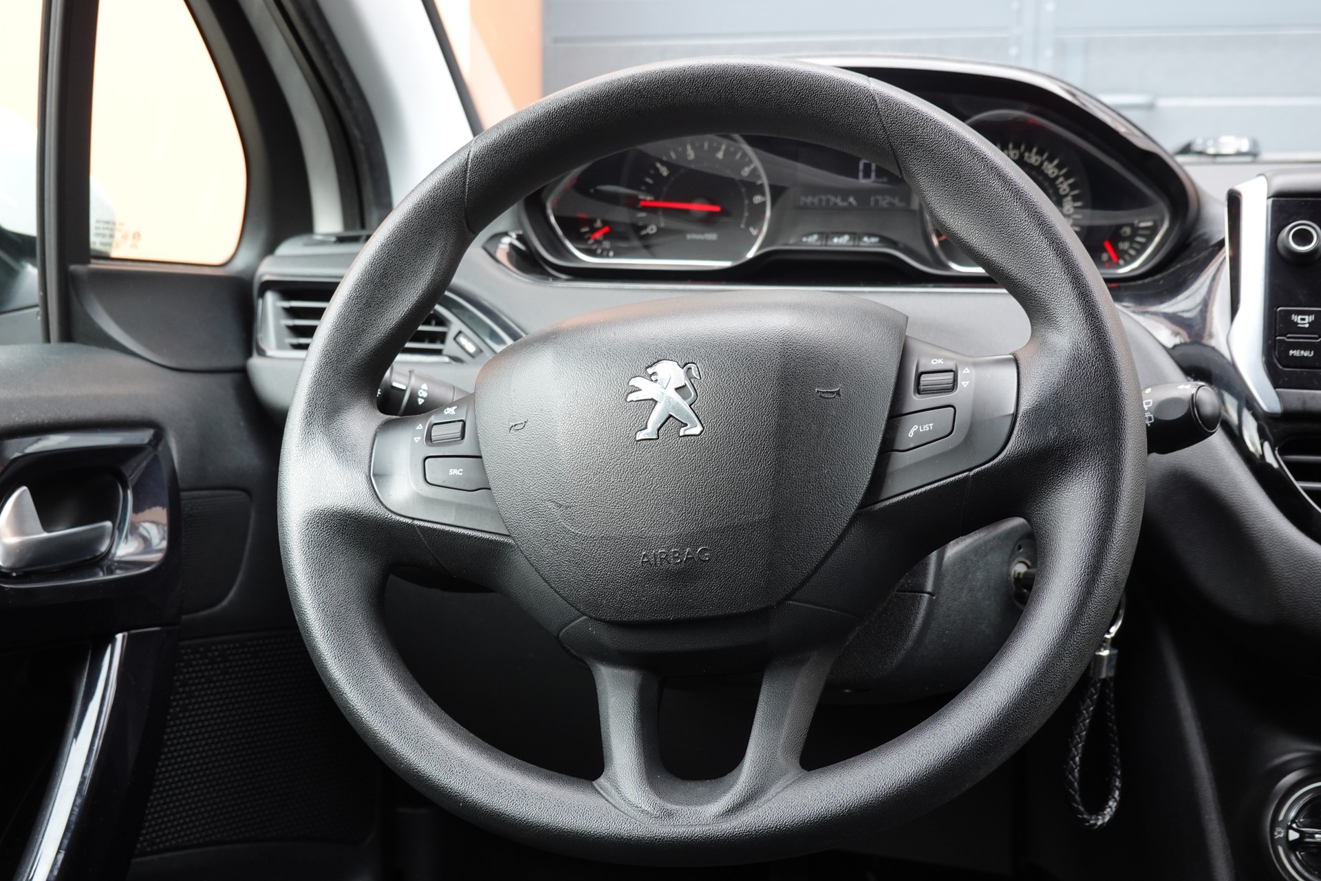 PEUGEOT 208 1.2 VTI " * Véhicule CH * Régulateur de vitesse * intérieur tissus *"-image-11