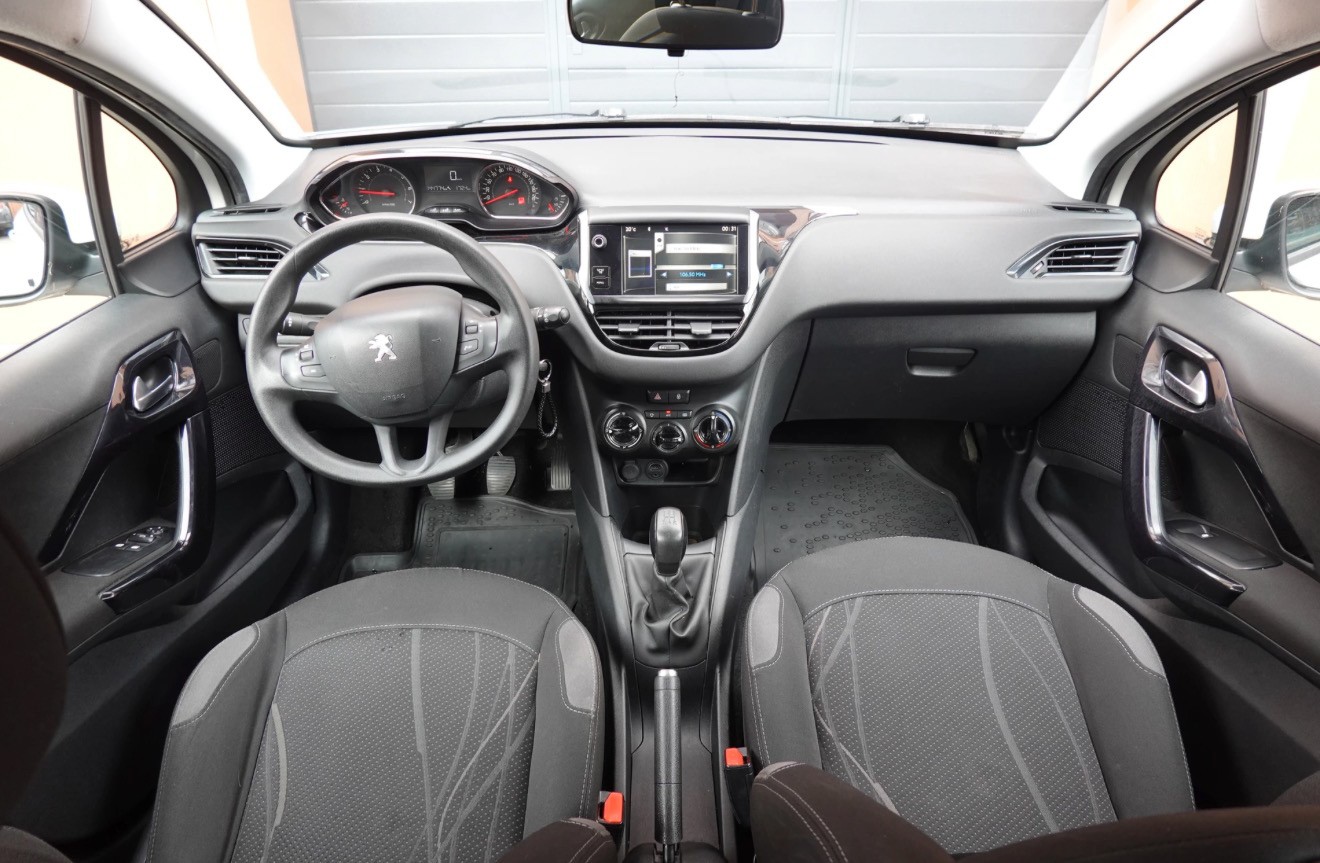 PEUGEOT 208 1.2 VTI " * Véhicule CH * Régulateur de vitesse * intérieur tissus *"-image-10