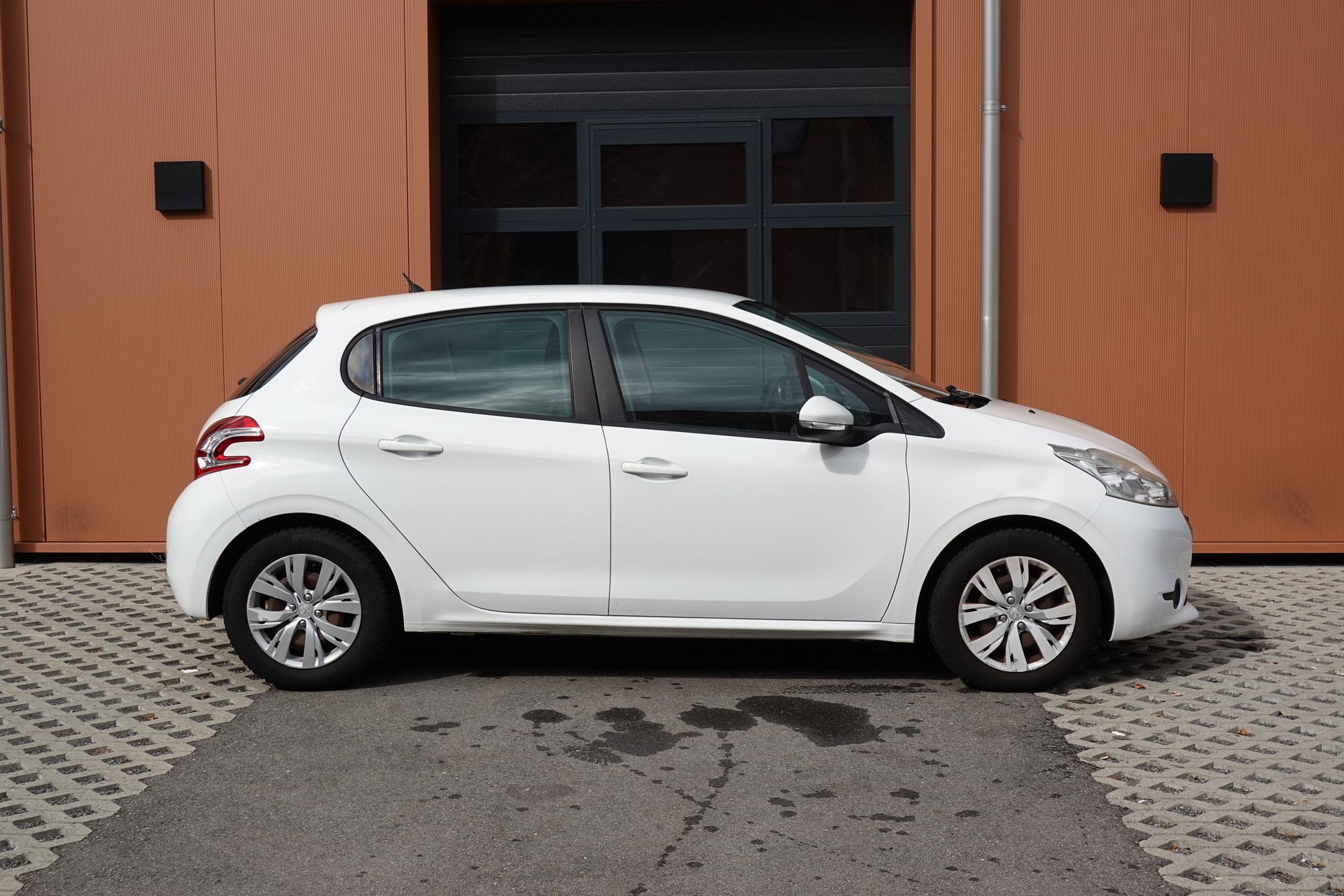 PEUGEOT 208 1.2 VTI " * Véhicule CH * Régulateur de vitesse * intérieur tissus *"-image-3