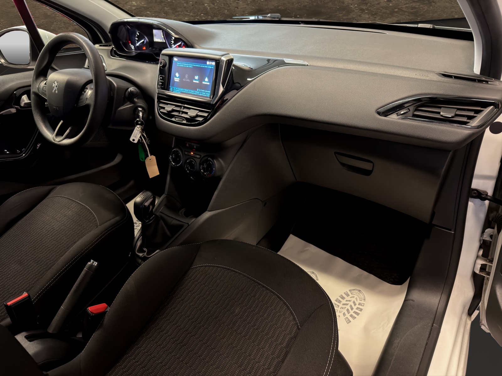 PEUGEOT 208 1.2 PureTech Signature-image-11