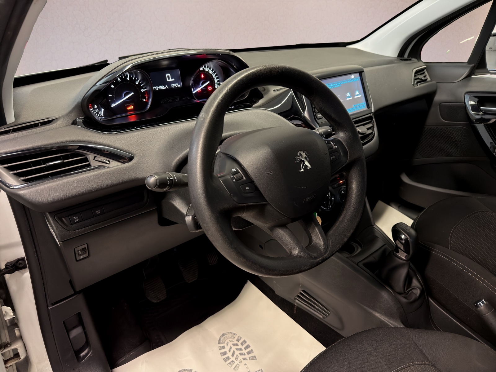 PEUGEOT 208 1.2 PureTech Signature-image-9