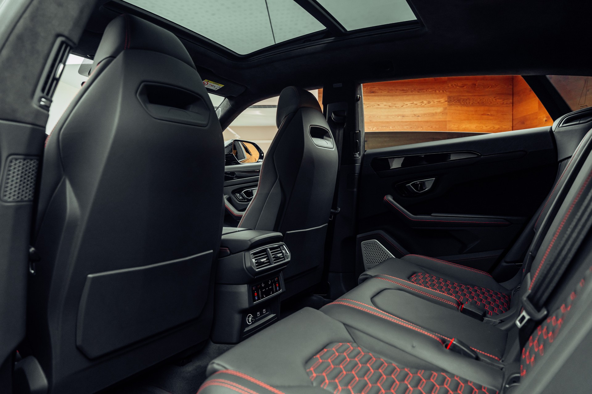 LAMBORGHINI Urus E-Gear Nero Helene-image-10