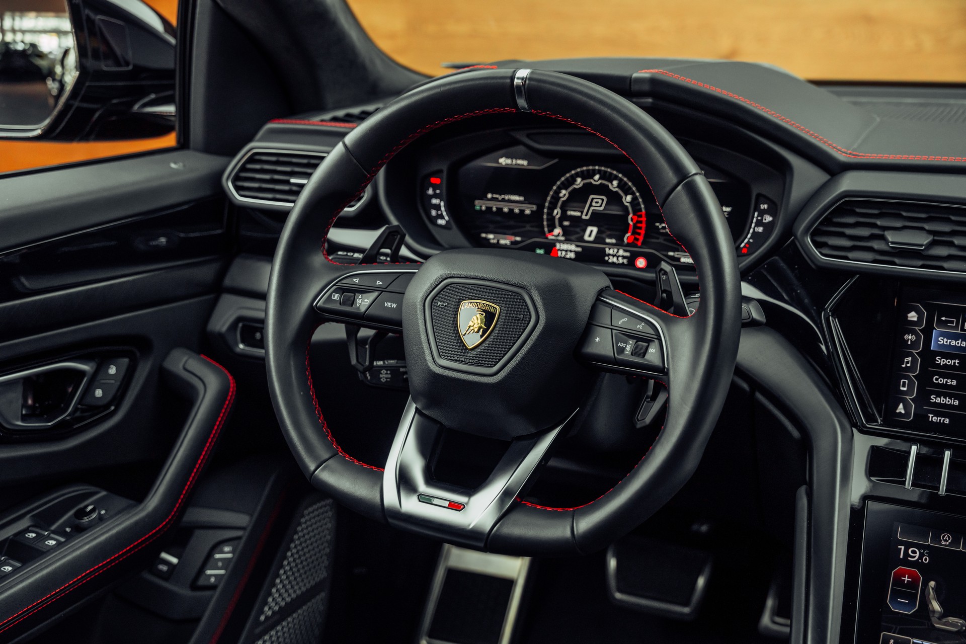 LAMBORGHINI Urus E-Gear Nero Helene-image-22