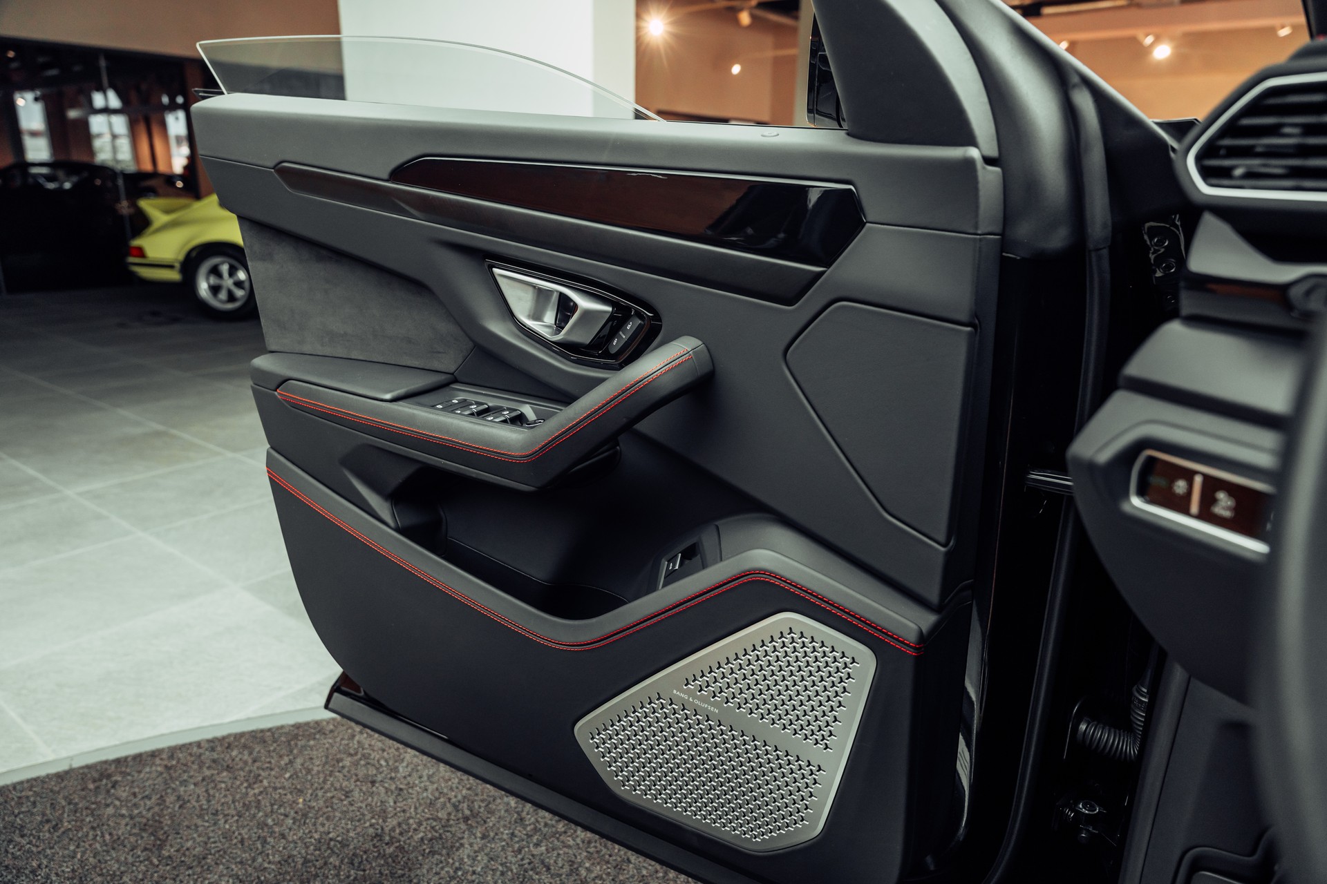LAMBORGHINI Urus E-Gear Nero Helene-image-18