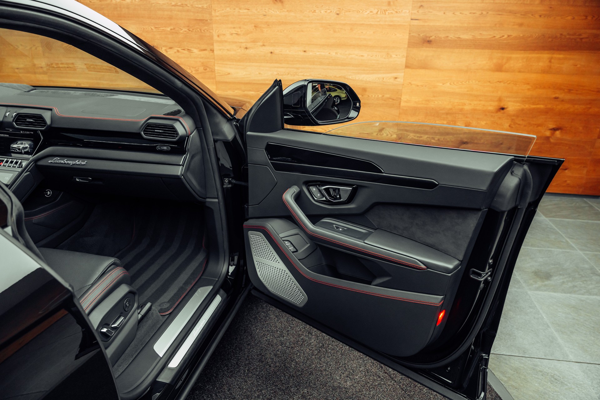 LAMBORGHINI Urus E-Gear Nero Helene-image-17