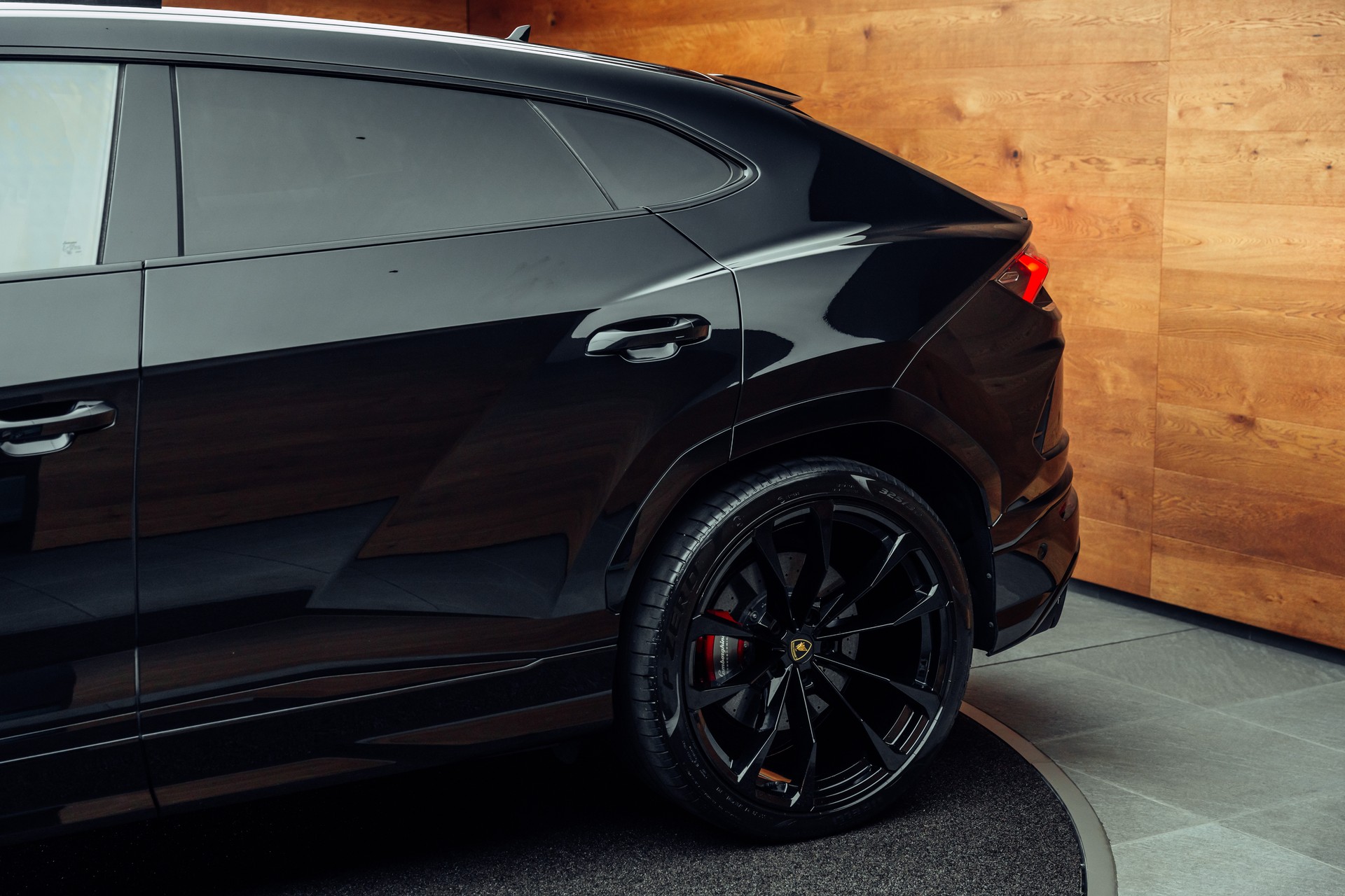 LAMBORGHINI Urus E-Gear Nero Helene-image-27