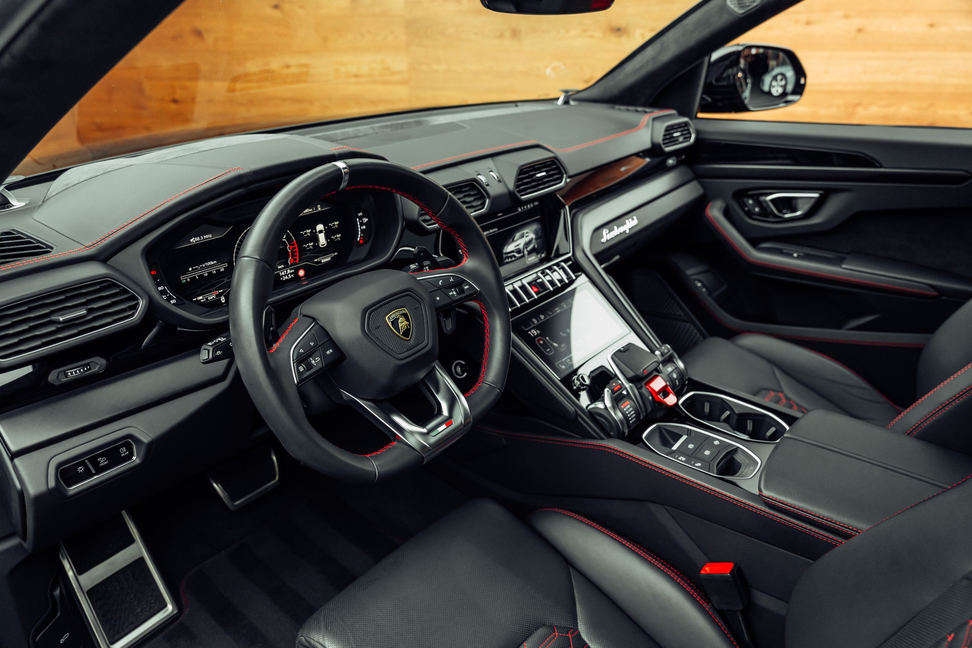 LAMBORGHINI Urus E-Gear Nero Helene-image-6