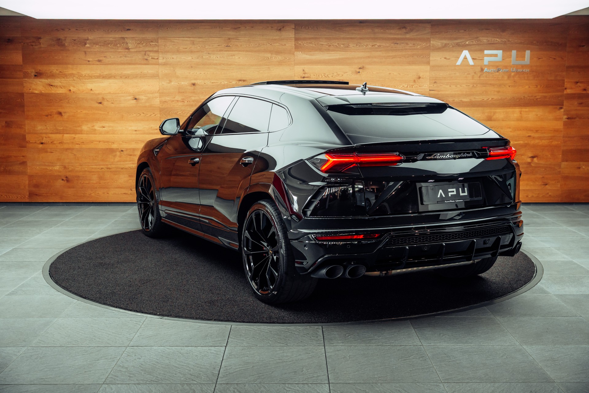 LAMBORGHINI Urus E-Gear Nero Helene-image-2
