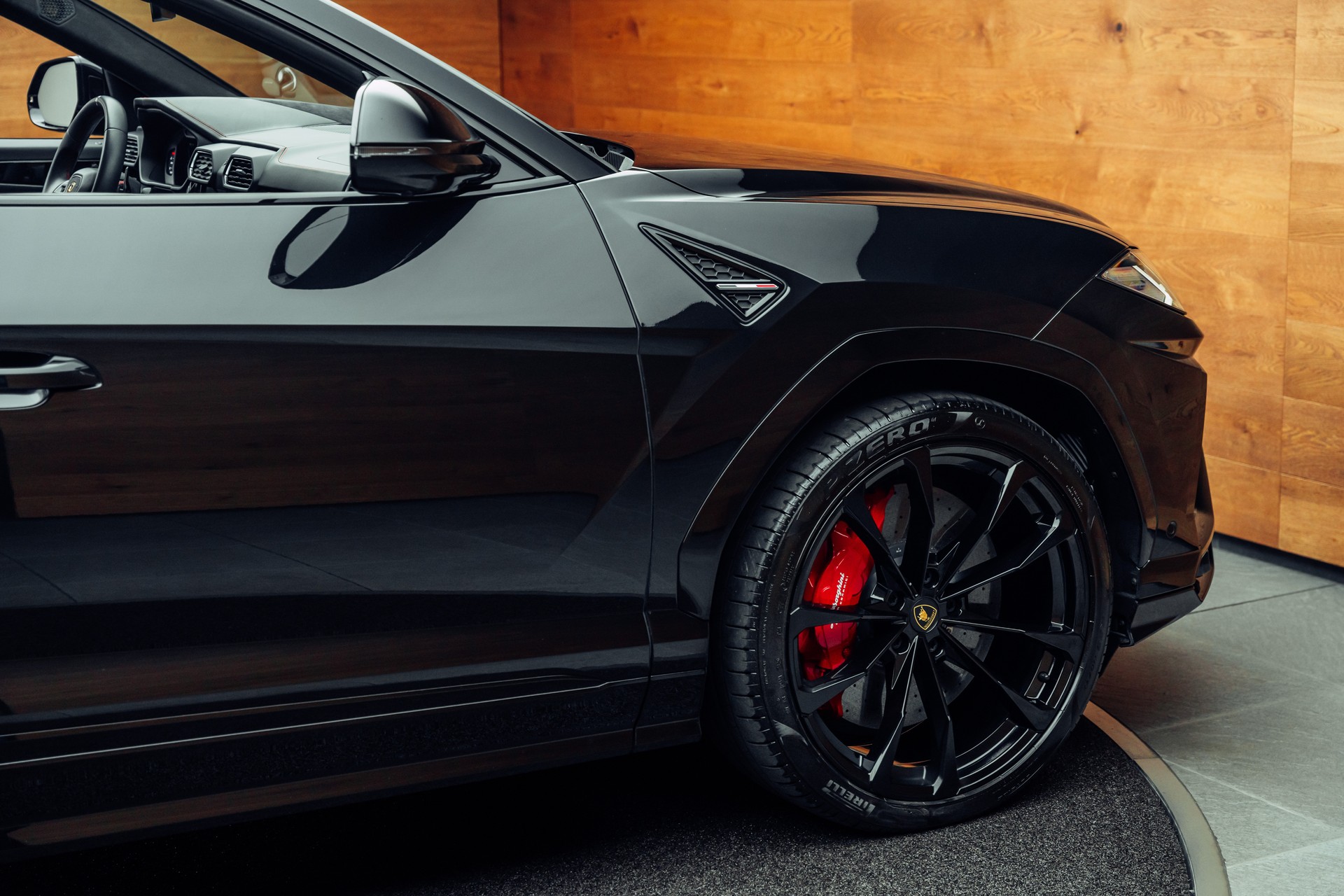LAMBORGHINI Urus E-Gear Nero Helene-image-28
