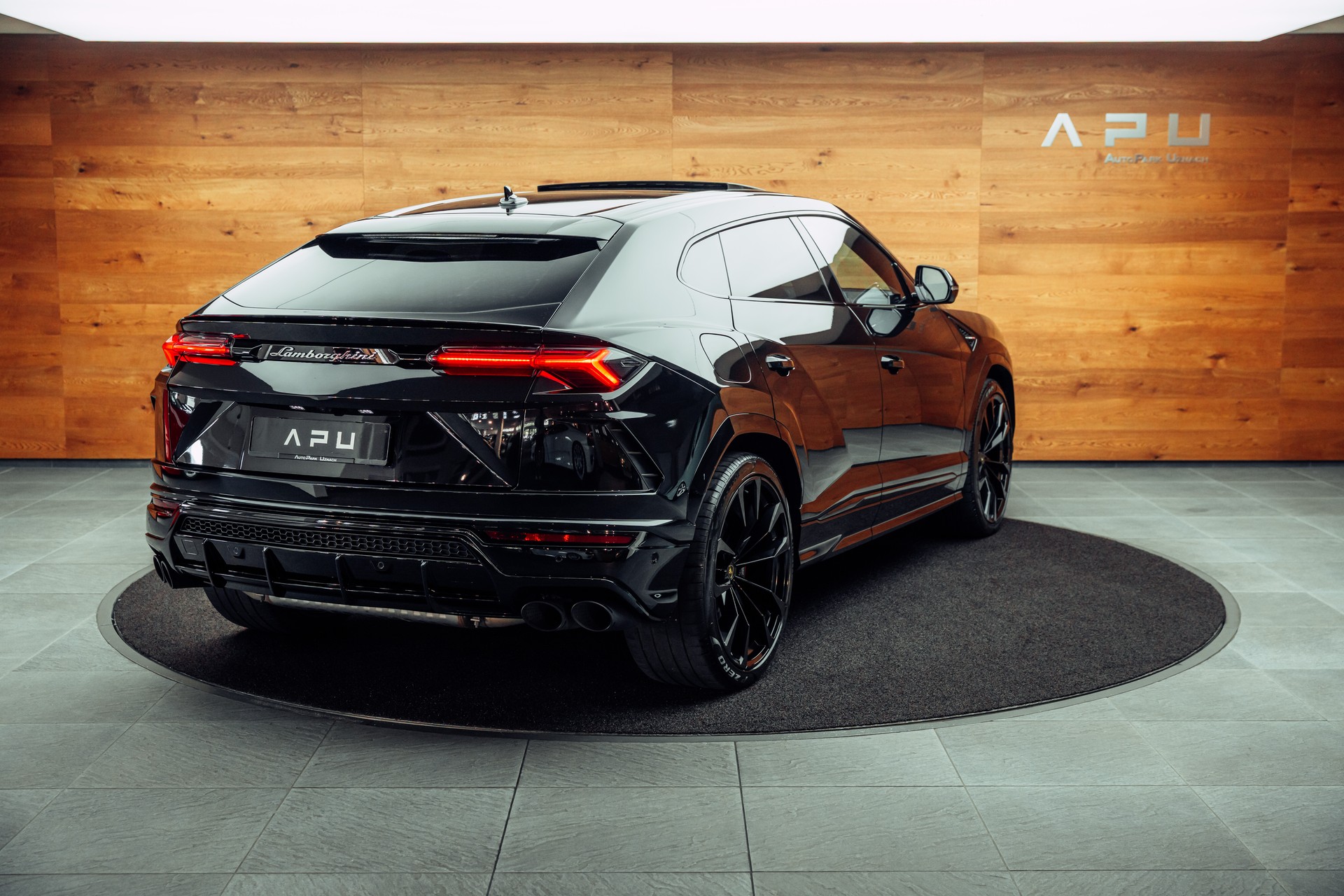 LAMBORGHINI Urus E-Gear Nero Helene-image-1