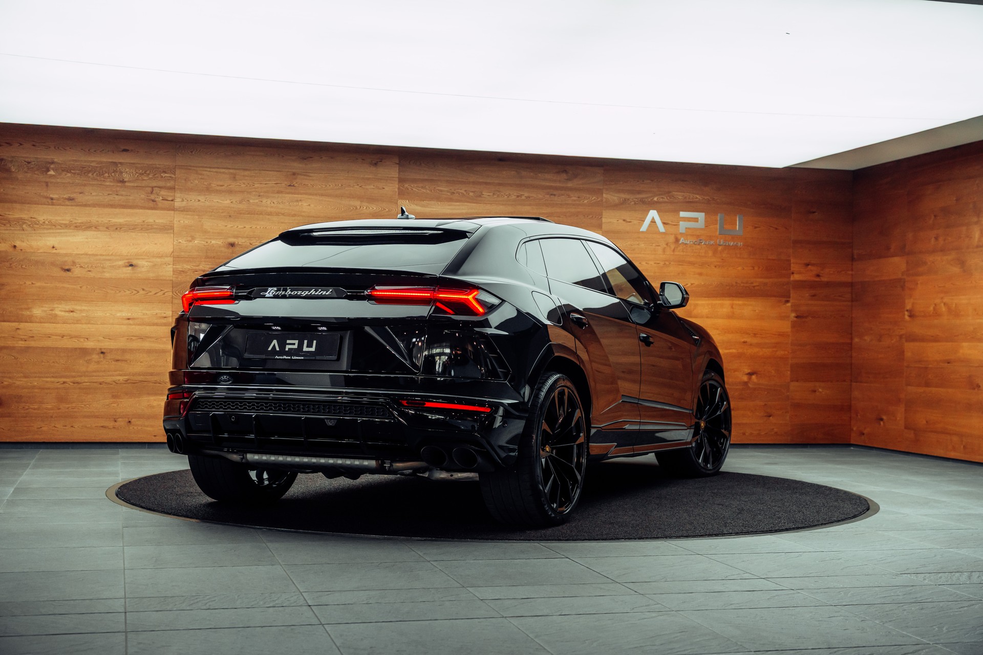 LAMBORGHINI Urus E-Gear Nero Helene-image-25