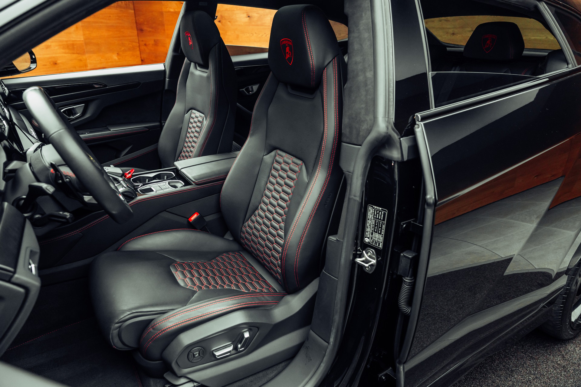 LAMBORGHINI Urus E-Gear Nero Helene-image-7