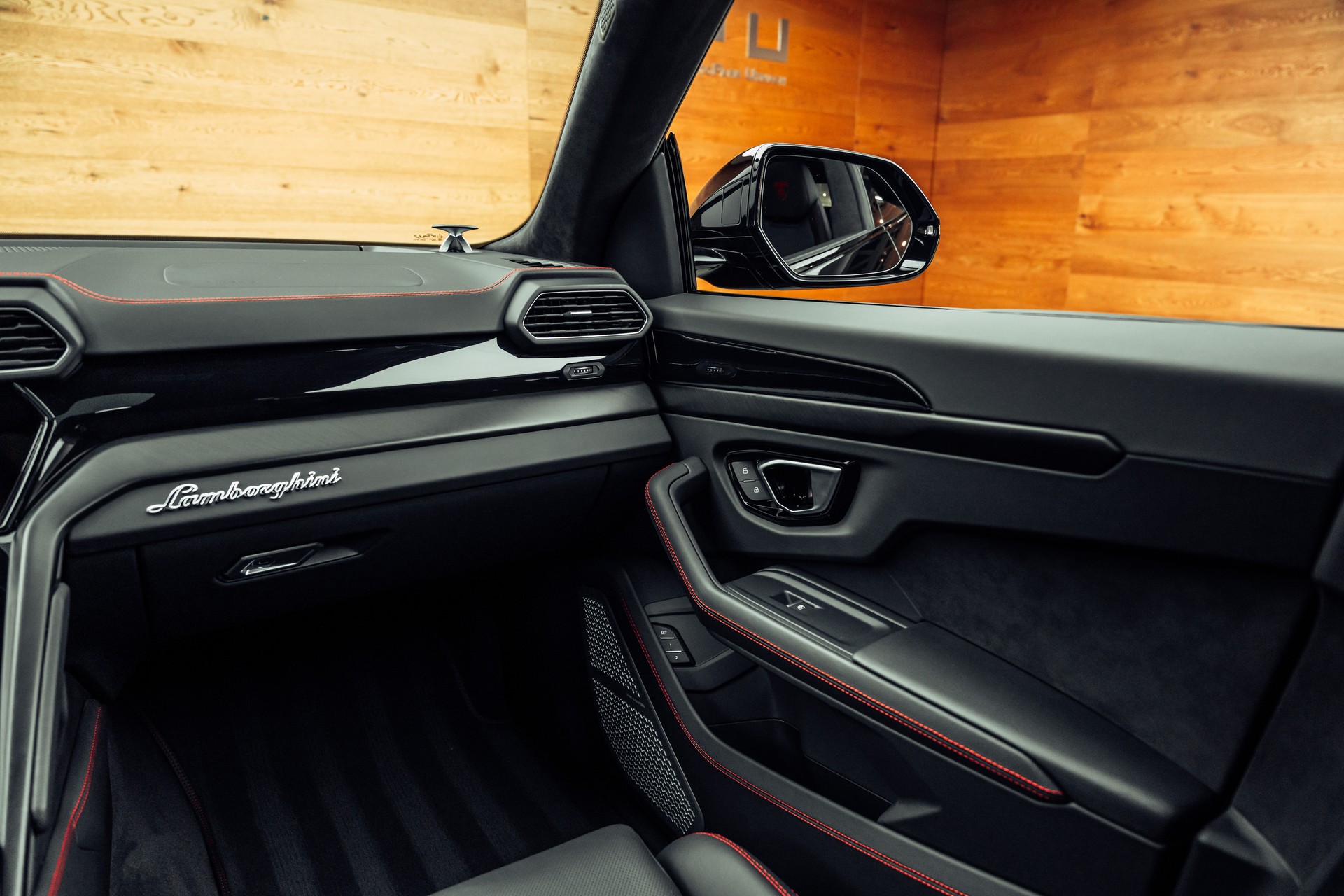 LAMBORGHINI Urus E-Gear Nero Helene-image-14