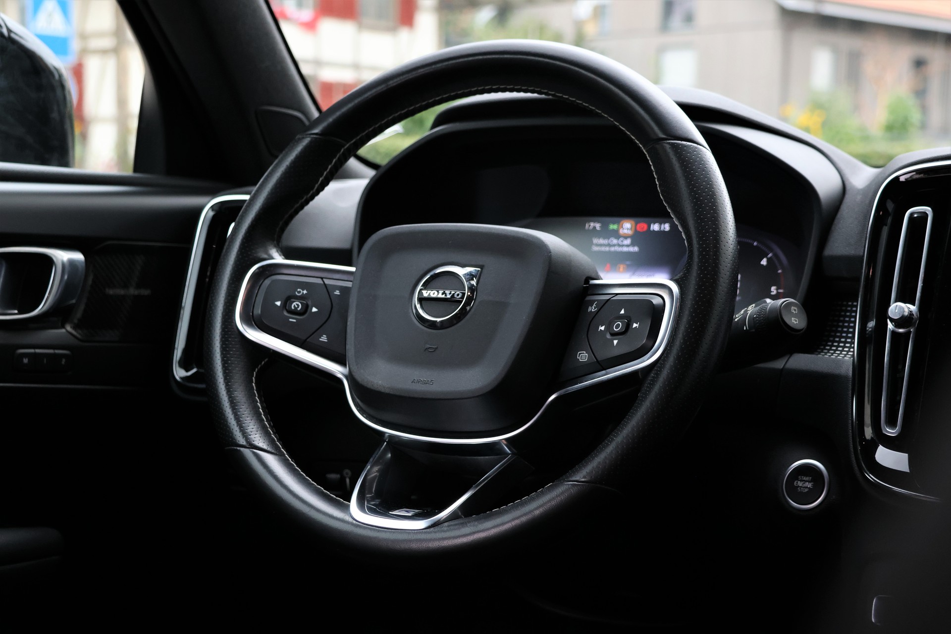 VOLVO XC40 D4 AWD R-Design Geartronic (CH) + 2.1T AHK-image-14