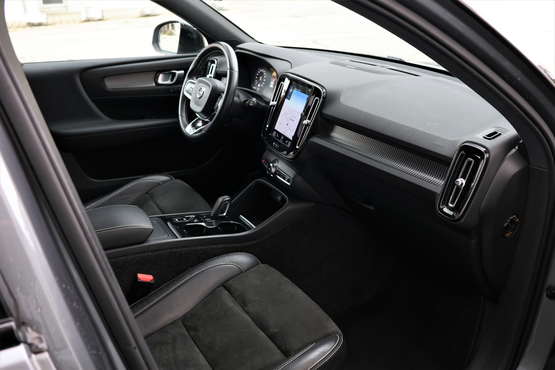 VOLVO XC40 D4 AWD R-Design Geartronic (CH) + 2.1T AHK-image-18