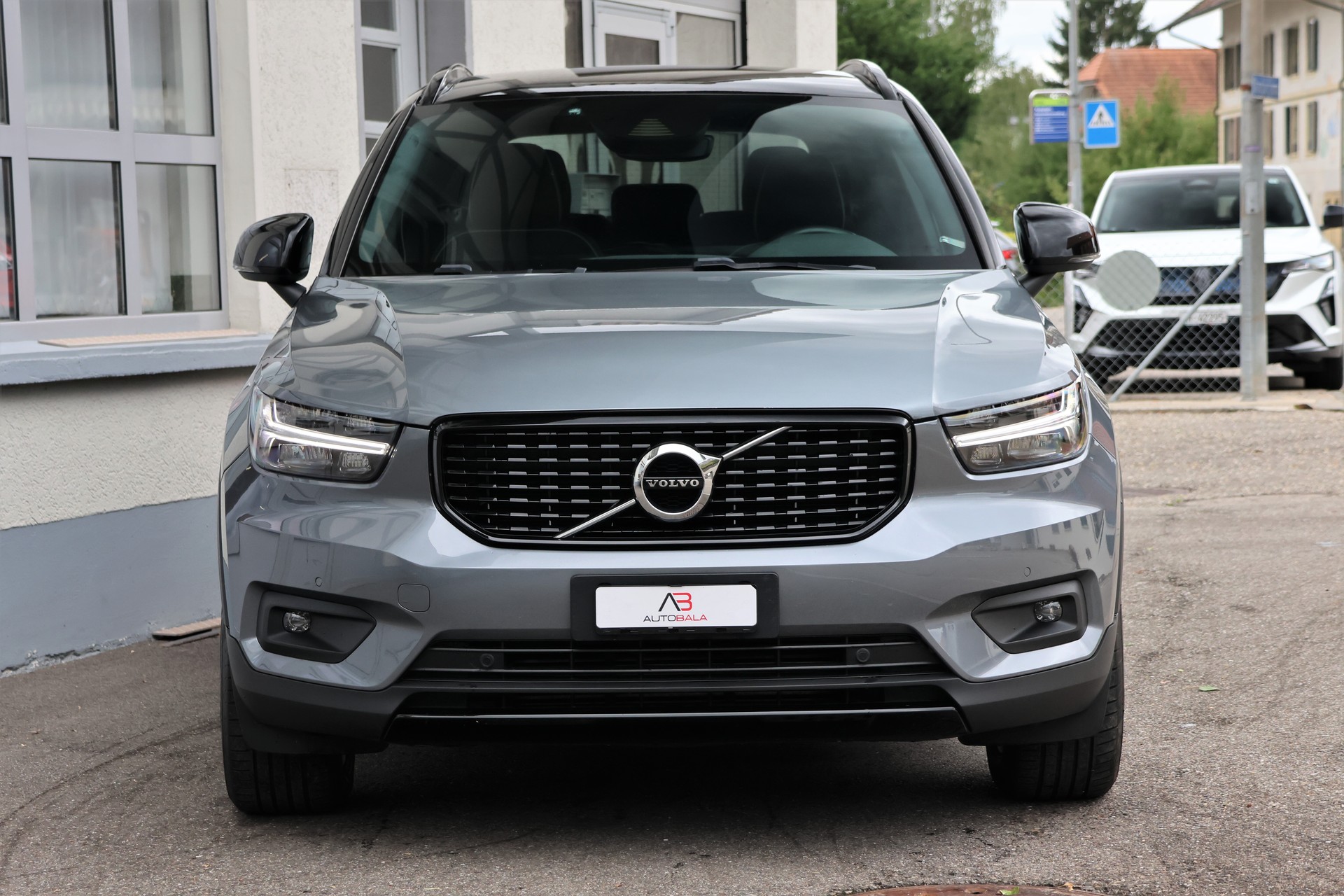 VOLVO XC40 D4 AWD R-Design Geartronic (CH) + 2.1T AHK-showroom-element-1