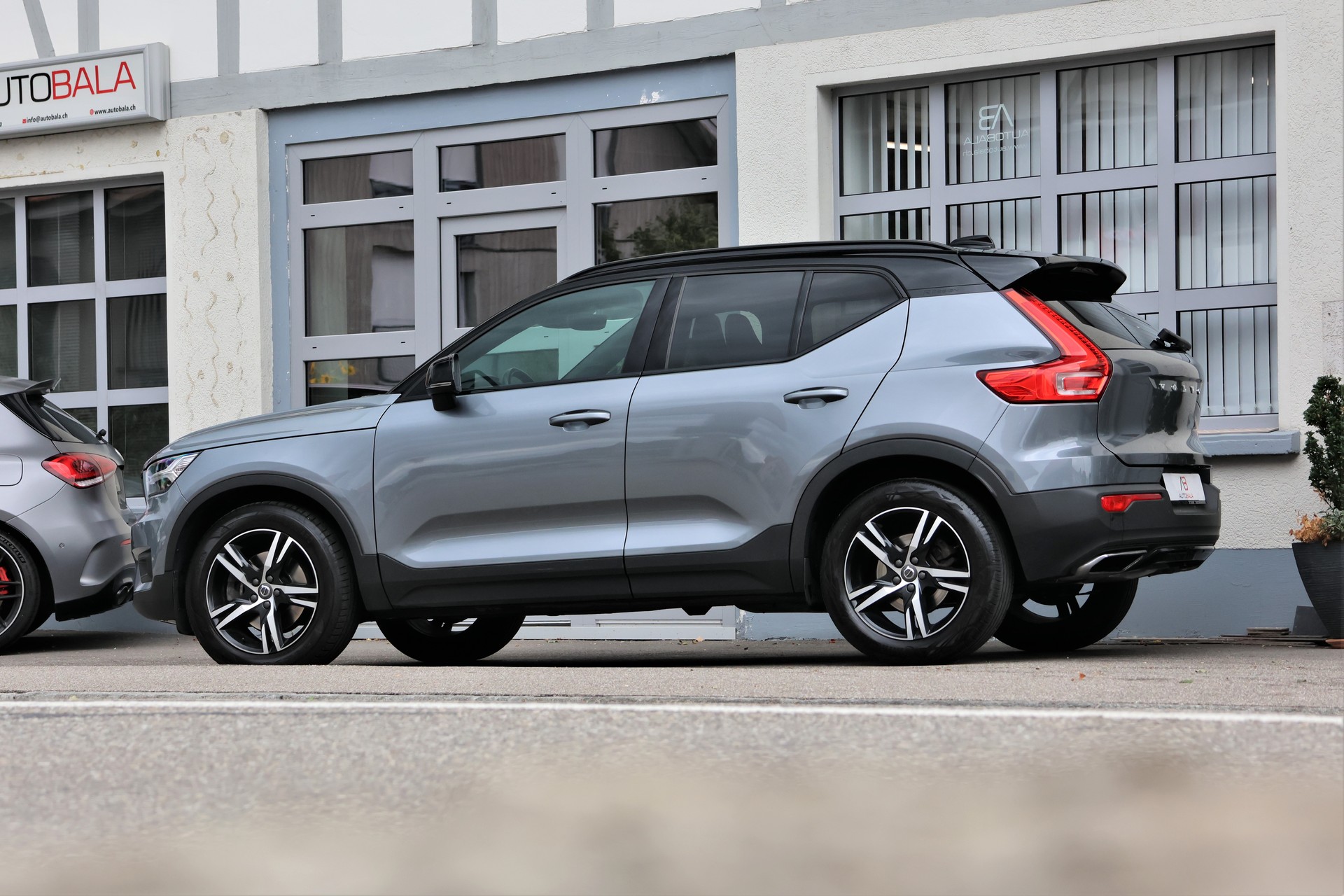 VOLVO XC40 D4 AWD R-Design Geartronic (CH) + 2.1T AHK-showroom-element-3