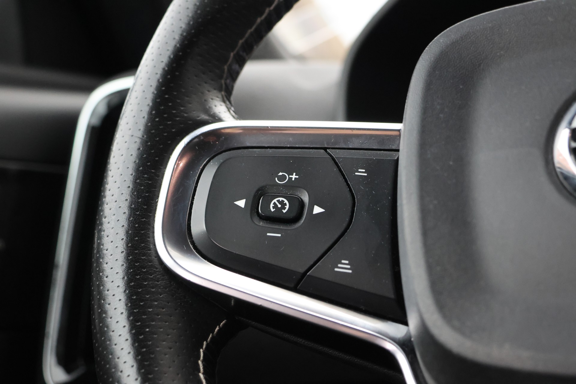 VOLVO XC40 D4 AWD R-Design Geartronic (CH) + 2.1T AHK-image-16