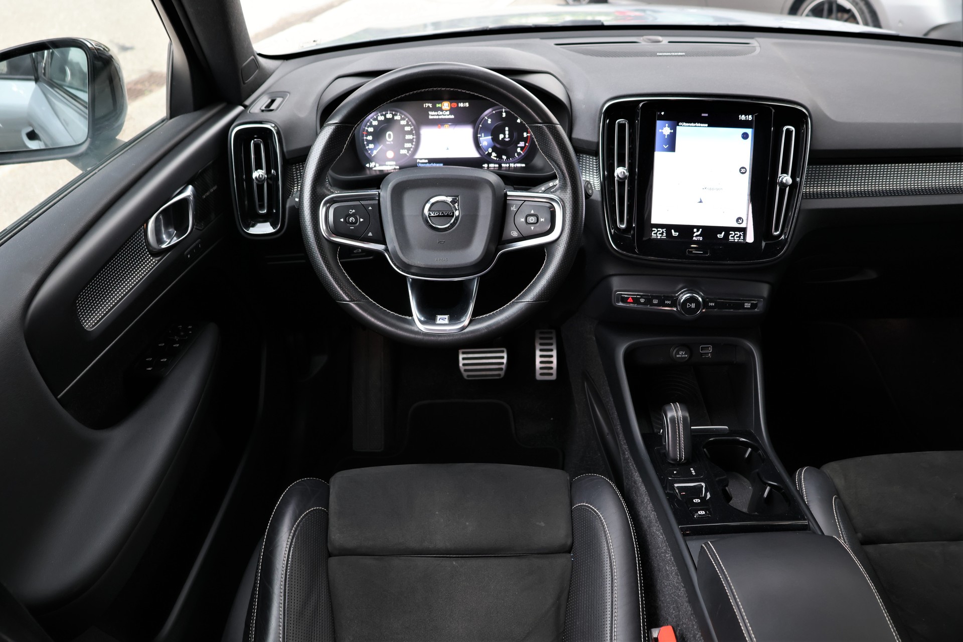 VOLVO XC40 D4 AWD R-Design Geartronic (CH) + 2.1T AHK-image-13