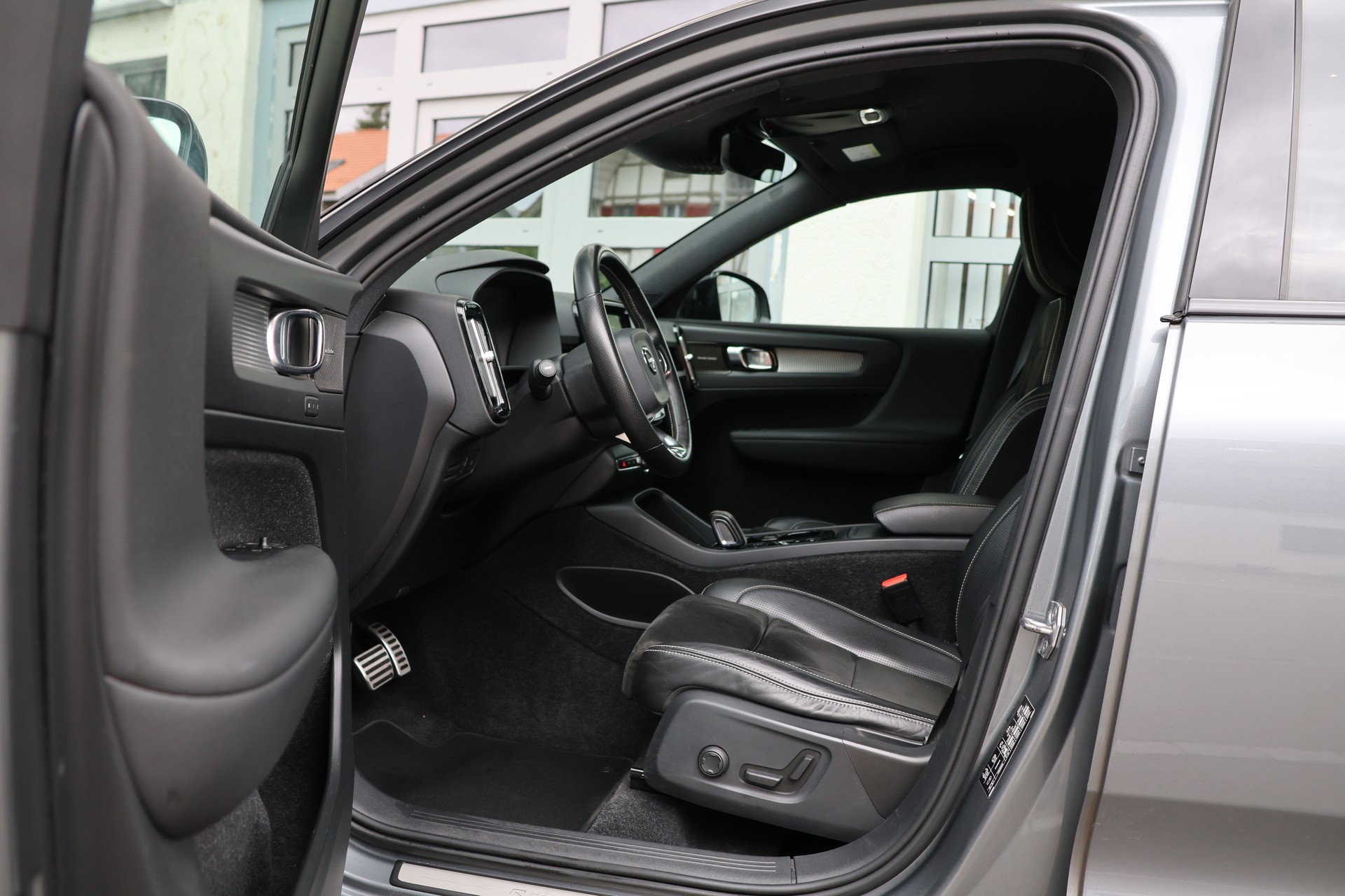 VOLVO XC40 D4 AWD R-Design Geartronic (CH) + 2.1T AHK-image-8