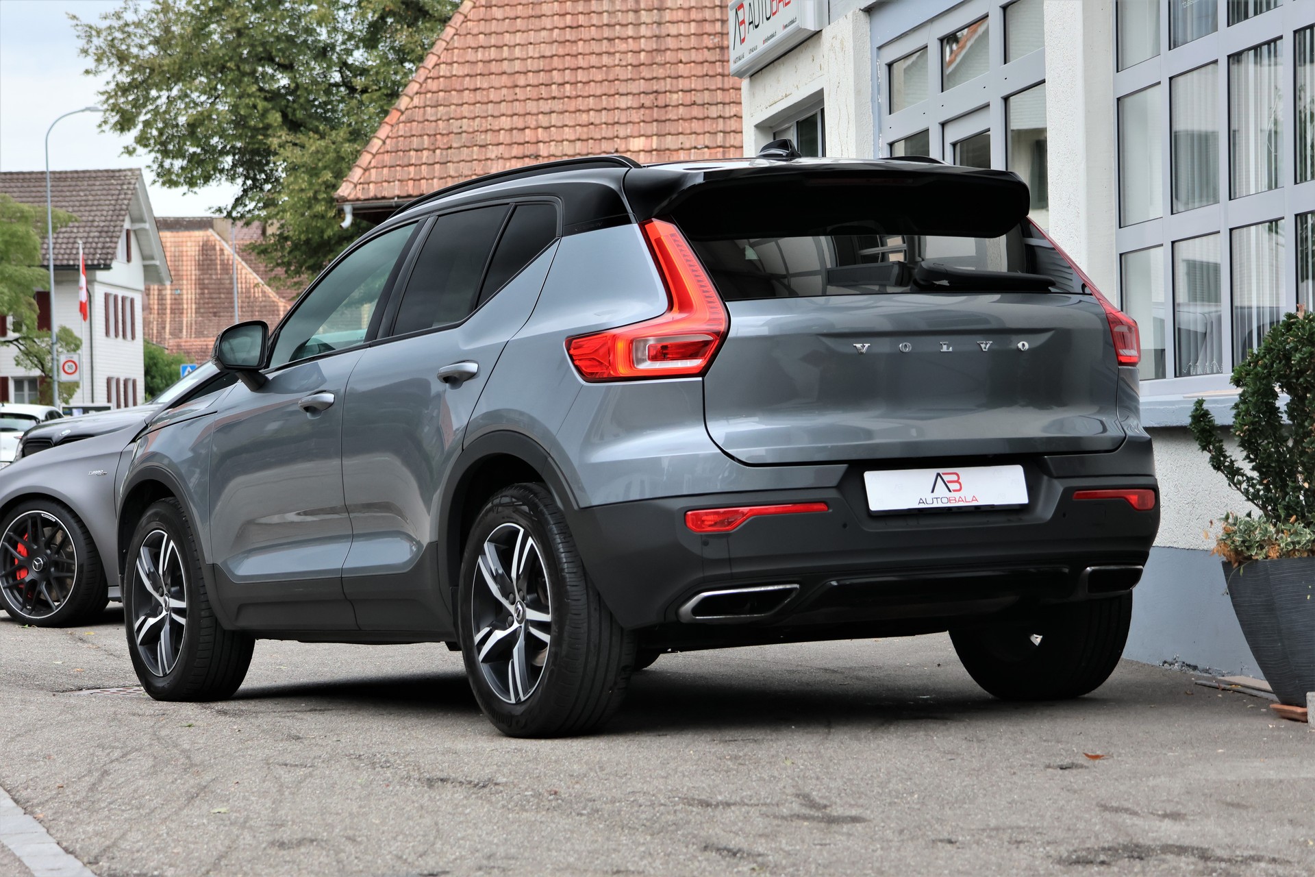VOLVO XC40 D4 AWD R-Design Geartronic (CH) + 2.1T AHK-showroom-element-2