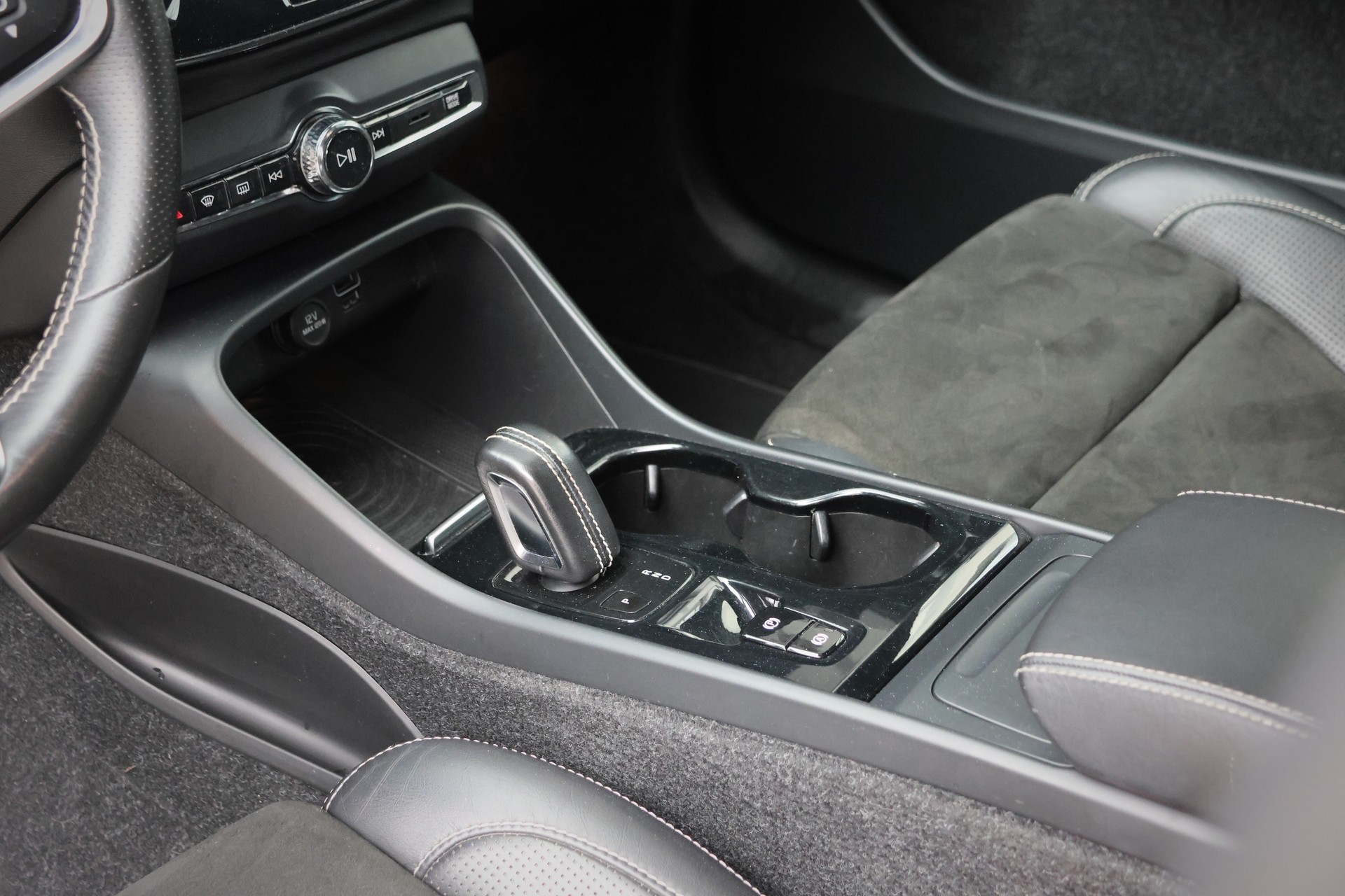 VOLVO XC40 D4 AWD R-Design Geartronic (CH) + 2.1T AHK-image-10