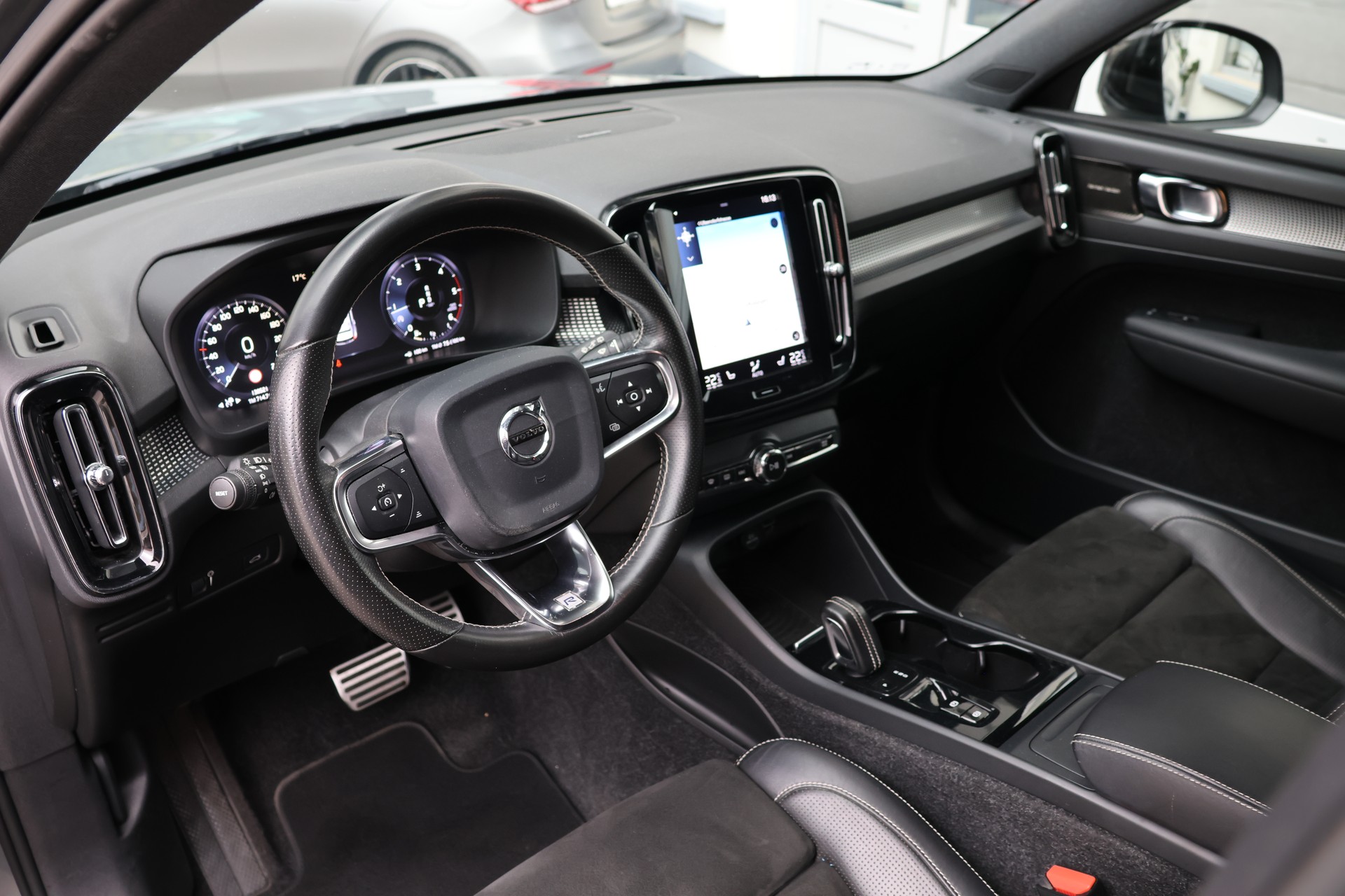 VOLVO XC40 D4 AWD R-Design Geartronic (CH) + 2.1T AHK-image-9