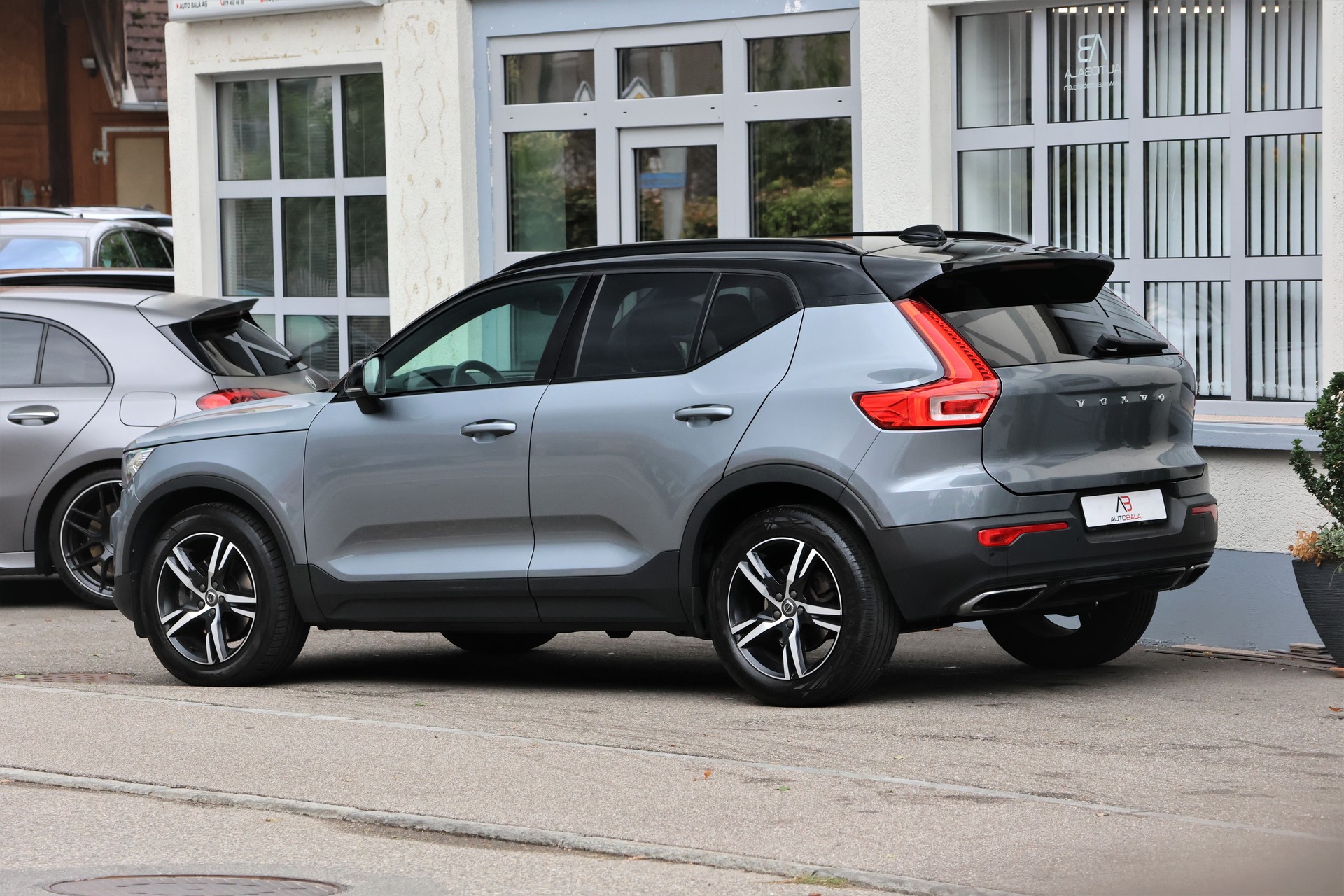 VOLVO XC40 D4 AWD R-Design Geartronic (CH) + 2.1T AHK-image-4