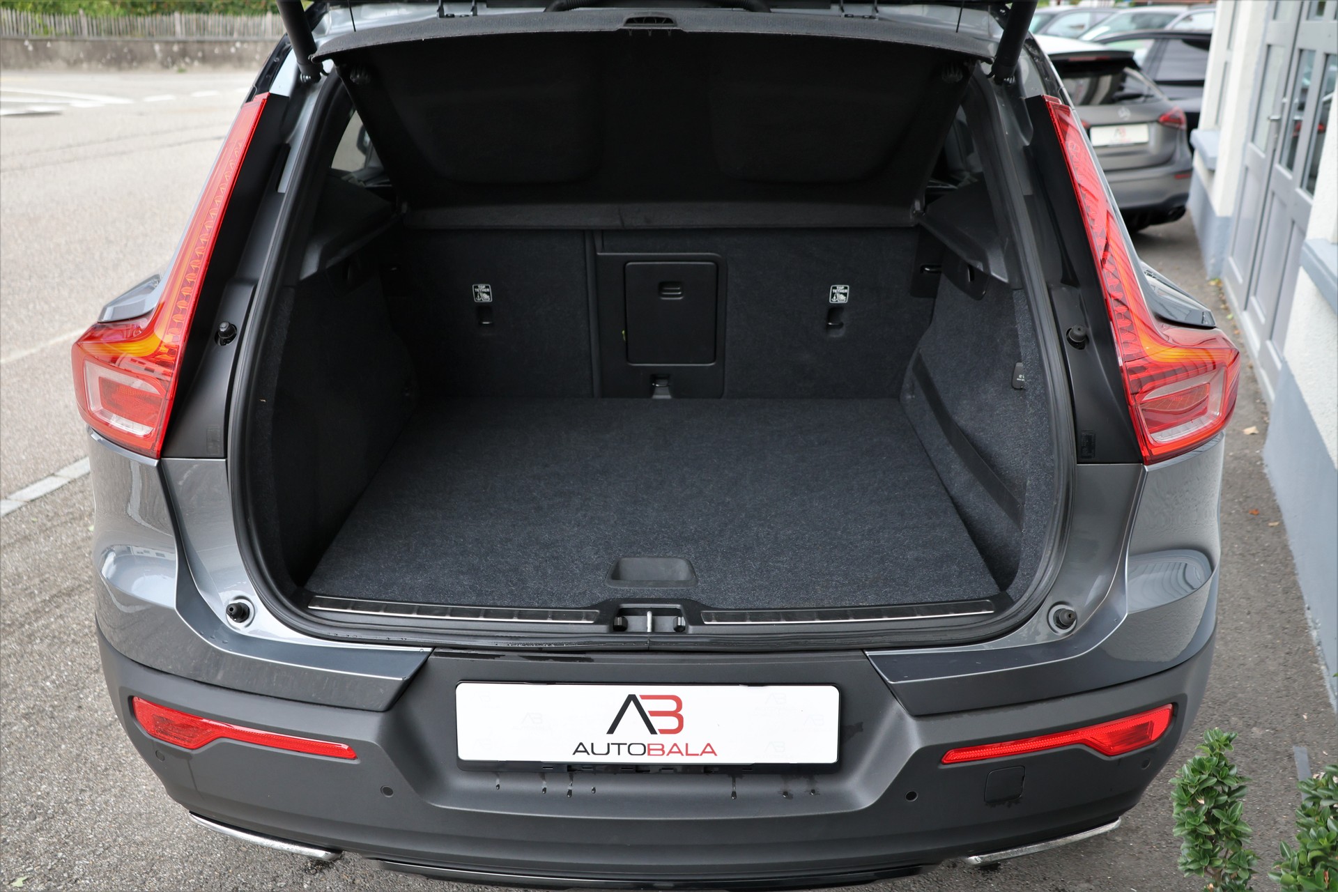 VOLVO XC40 D4 AWD R-Design Geartronic (CH) + 2.1T AHK-image-17