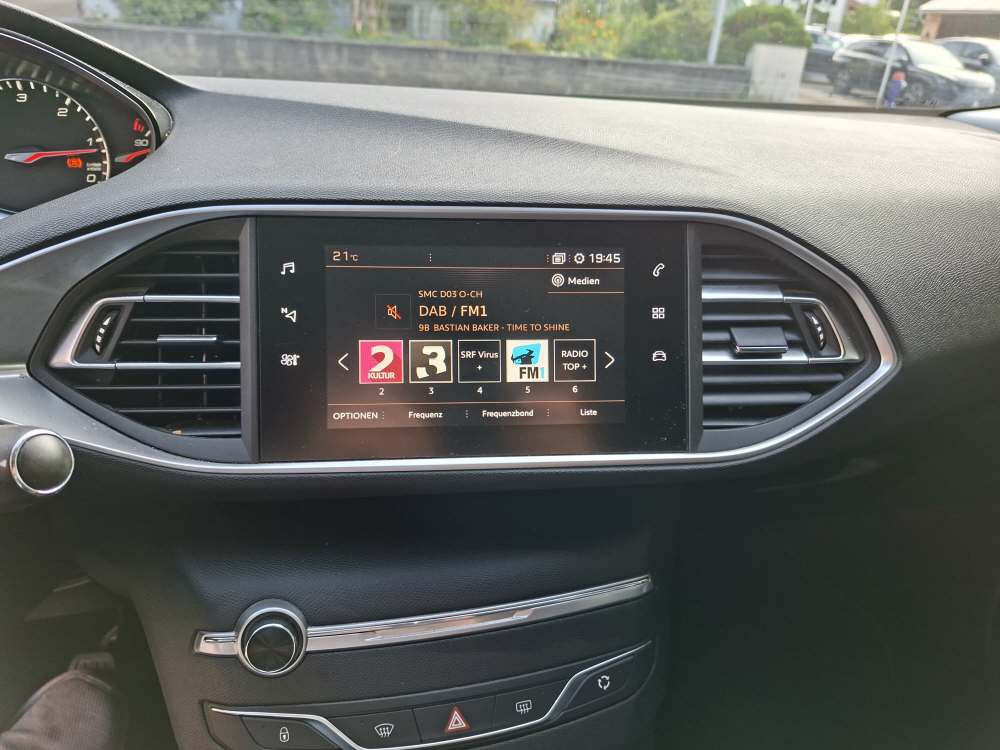 PEUGEOT 308 SW 1.5 BlueHDi Allure-image-17