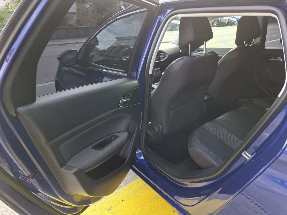 PEUGEOT 308 SW 1.5 BlueHDi Allure-image-11