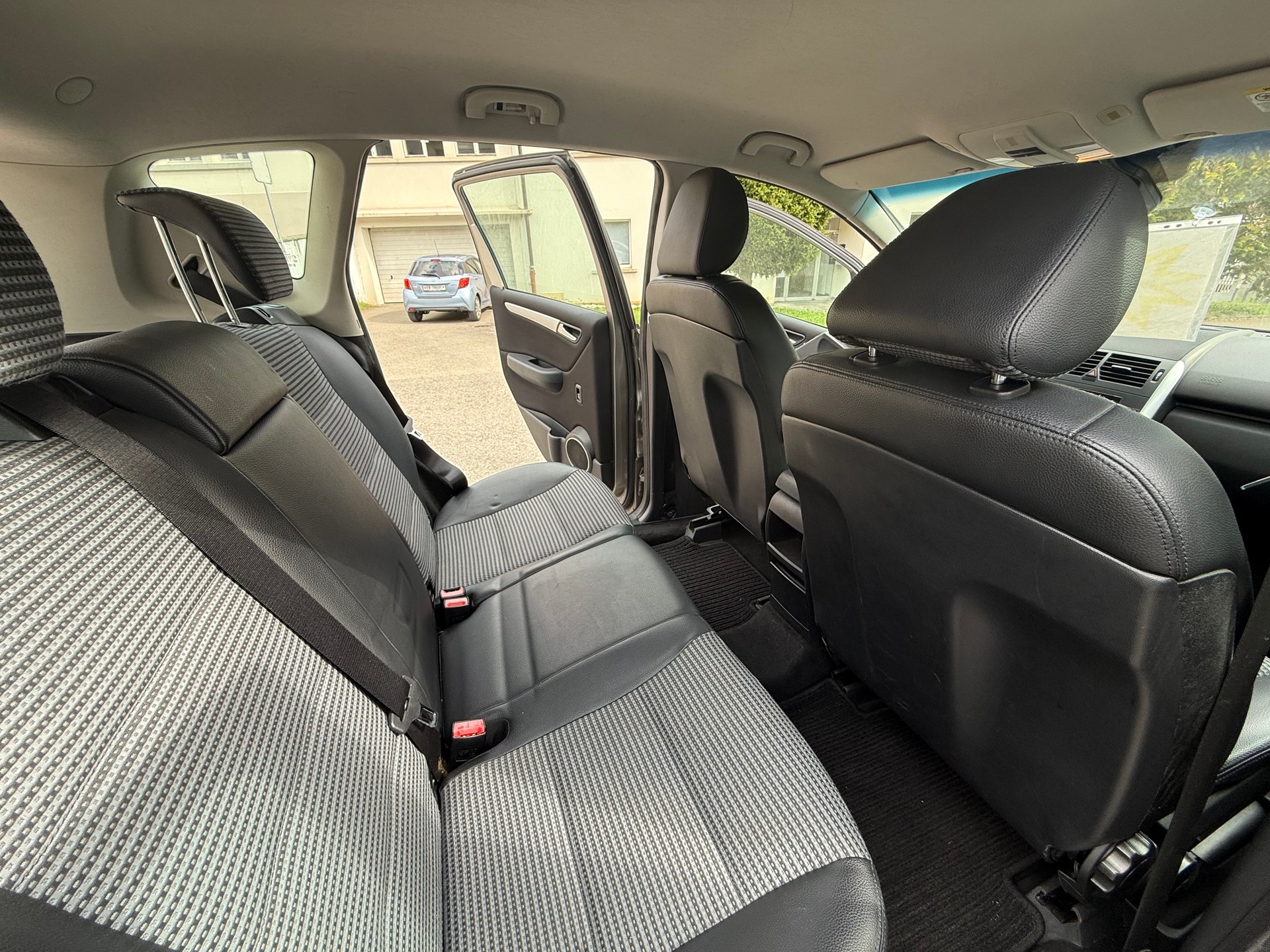 MERCEDES-BENZ A 200 Avantgarde-image-12