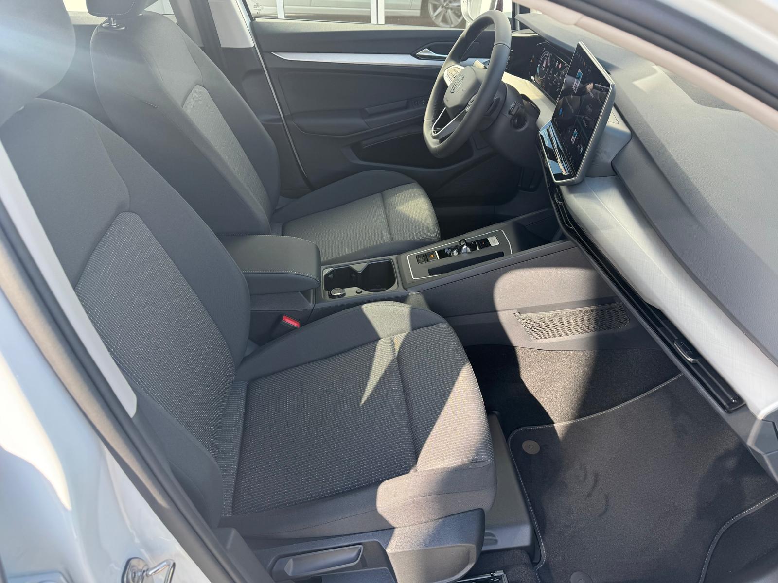 VW Golf 1.5 e TSI mHEV Basis DSG-image-2