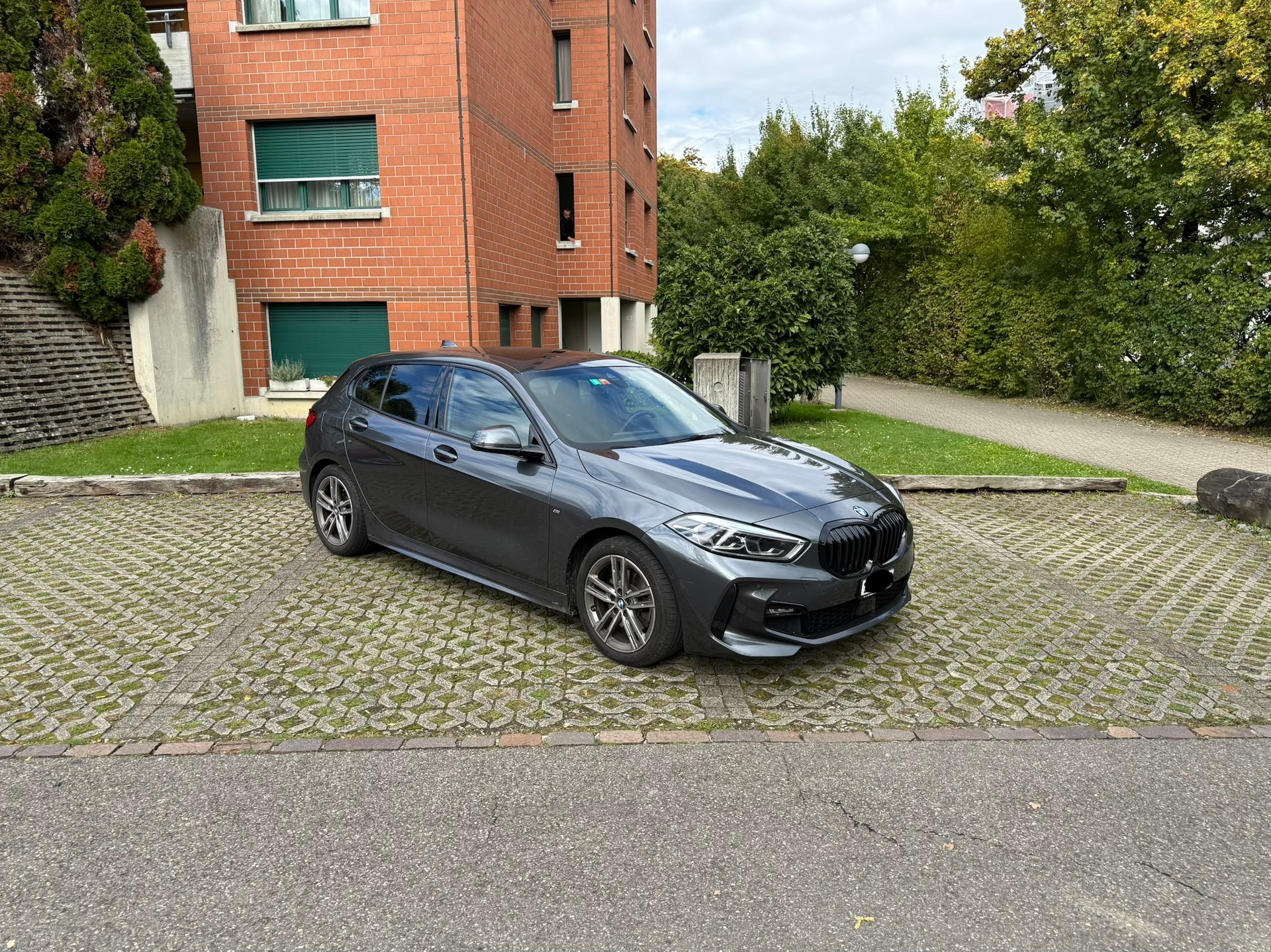 BMW 118i-image-1