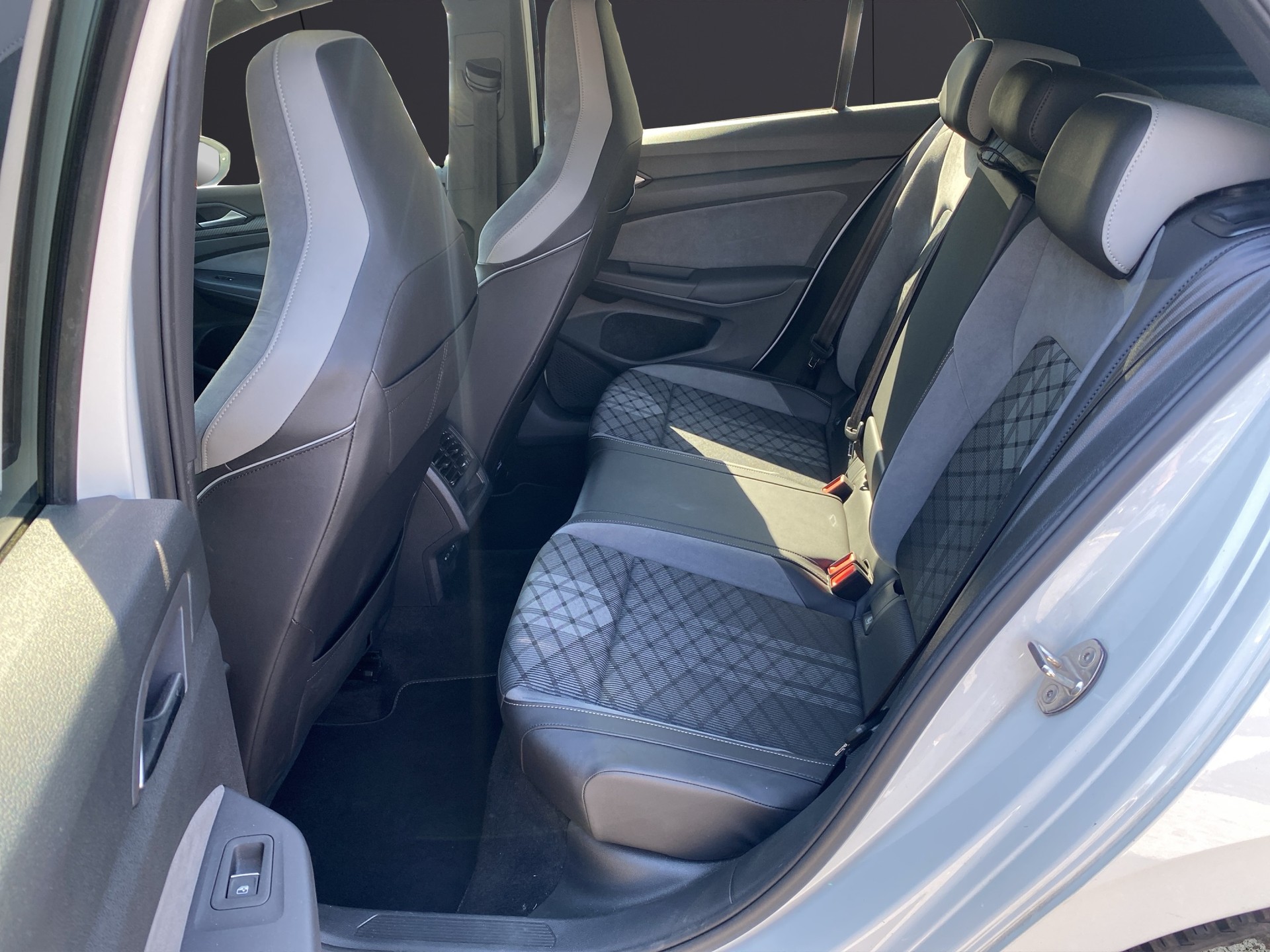 VW Golf 2.0 TDI R-Line DSG-image-15