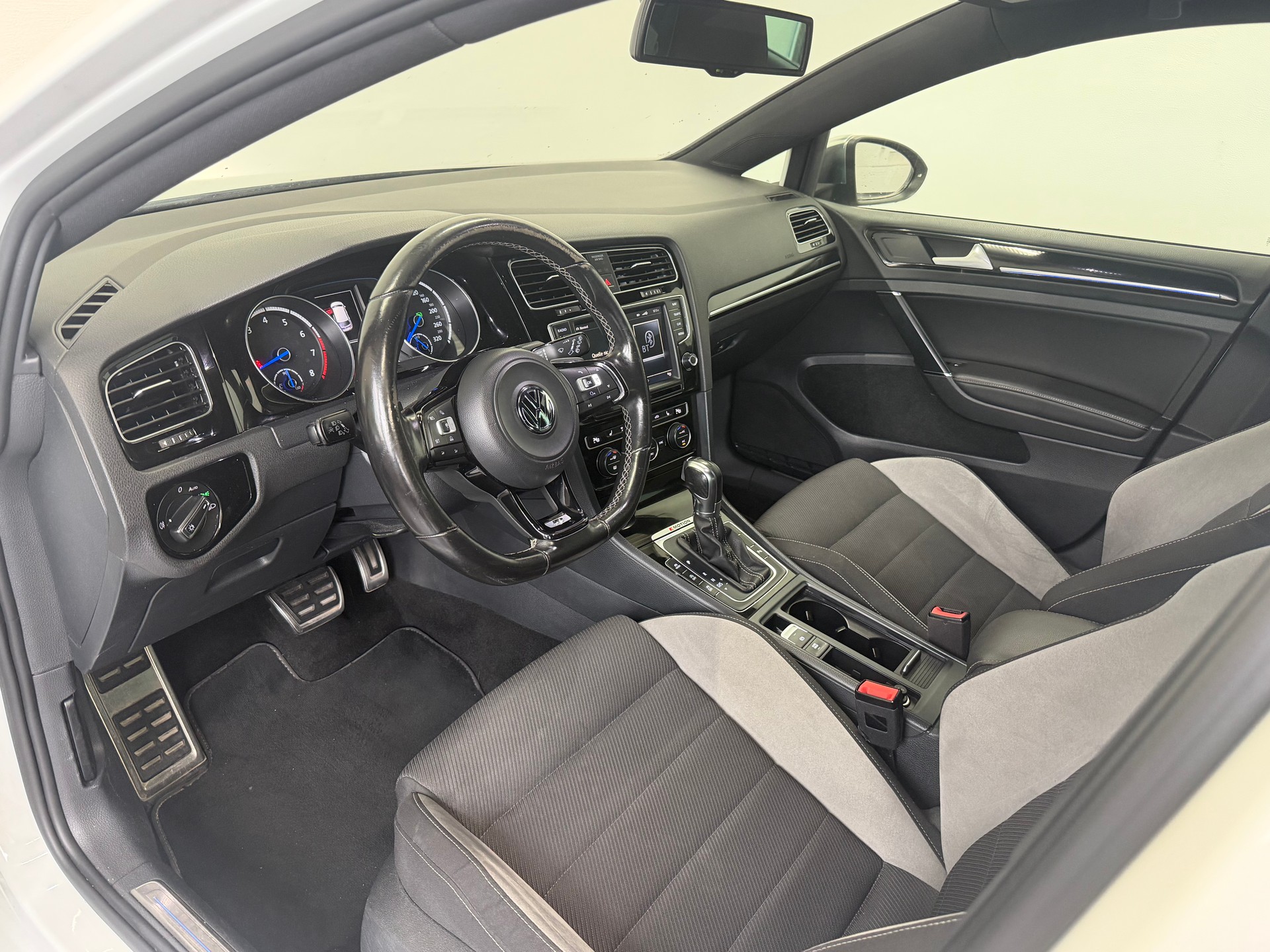 VW Golf 2.0 TSI R 4Motion DSG-image-8