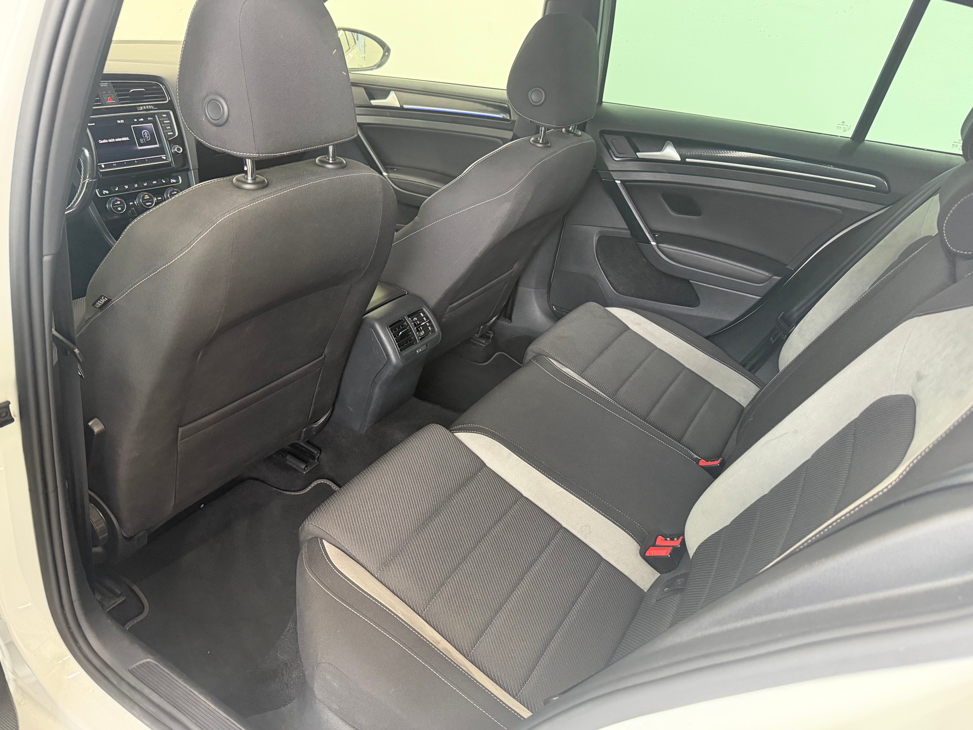 VW Golf 2.0 TSI R 4Motion DSG-image-14