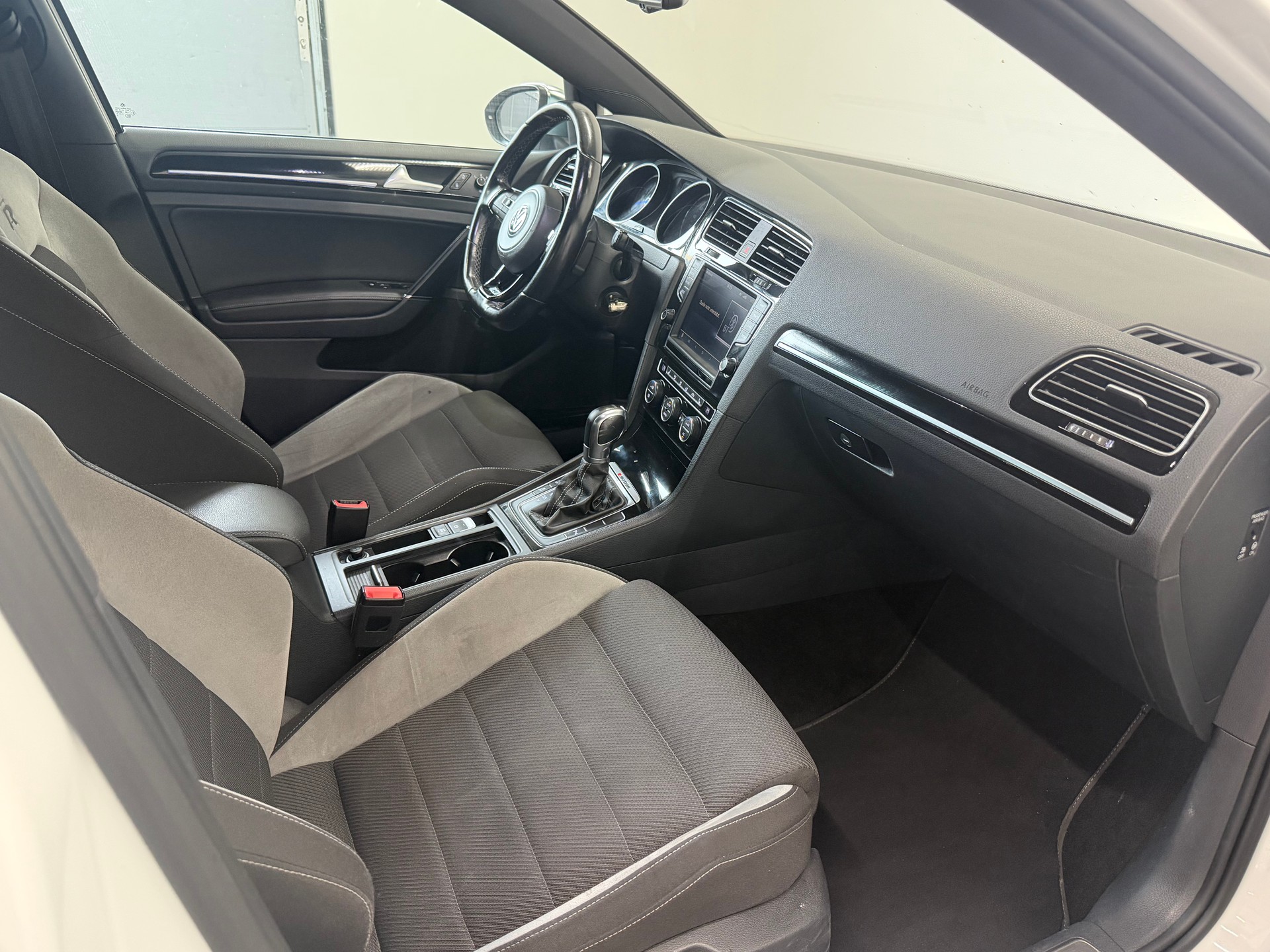 VW Golf 2.0 TSI R 4Motion DSG-image-10