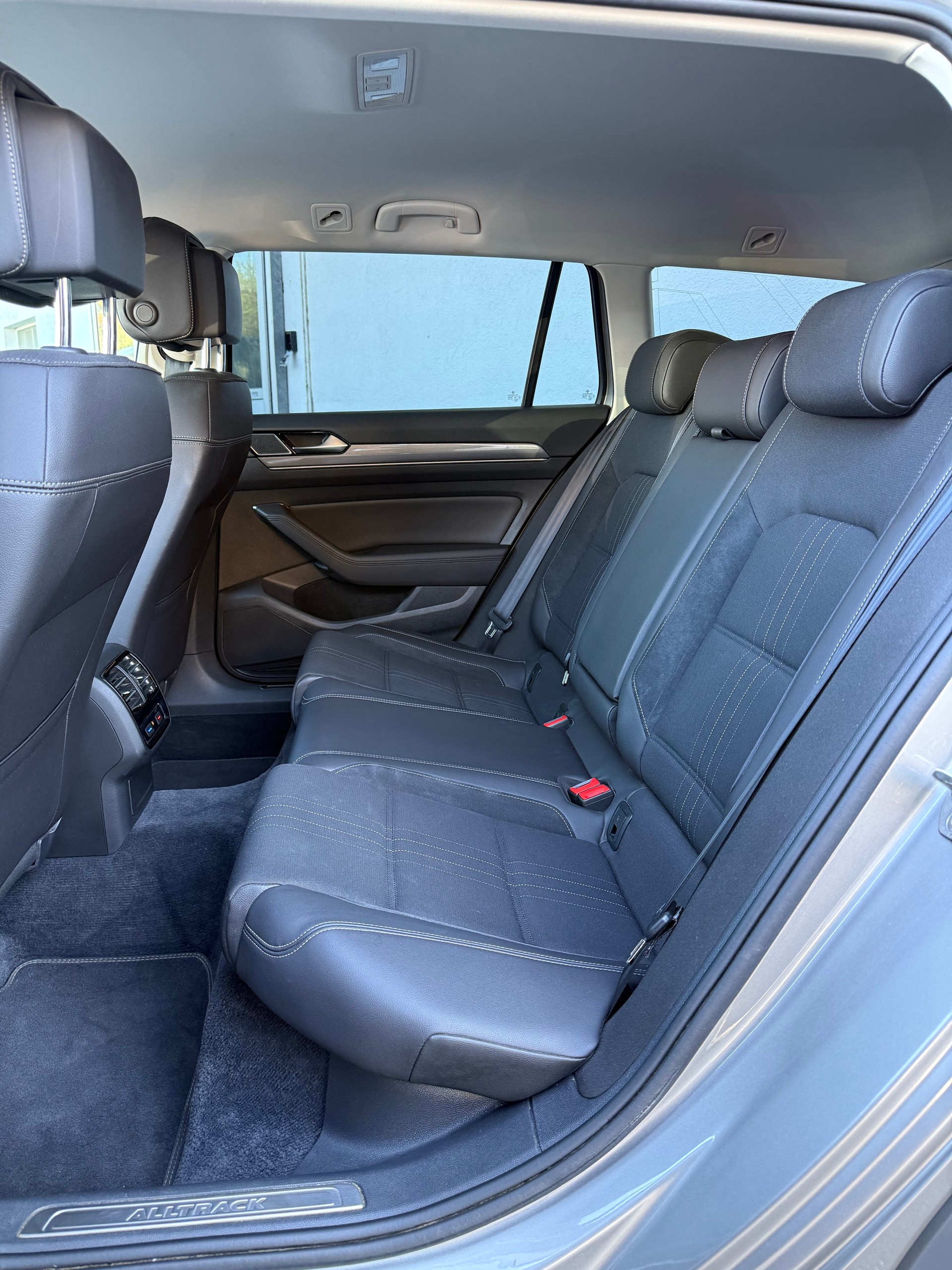 VW Passat Alltrack 2.0 TSI 4Motion DSG-image-17