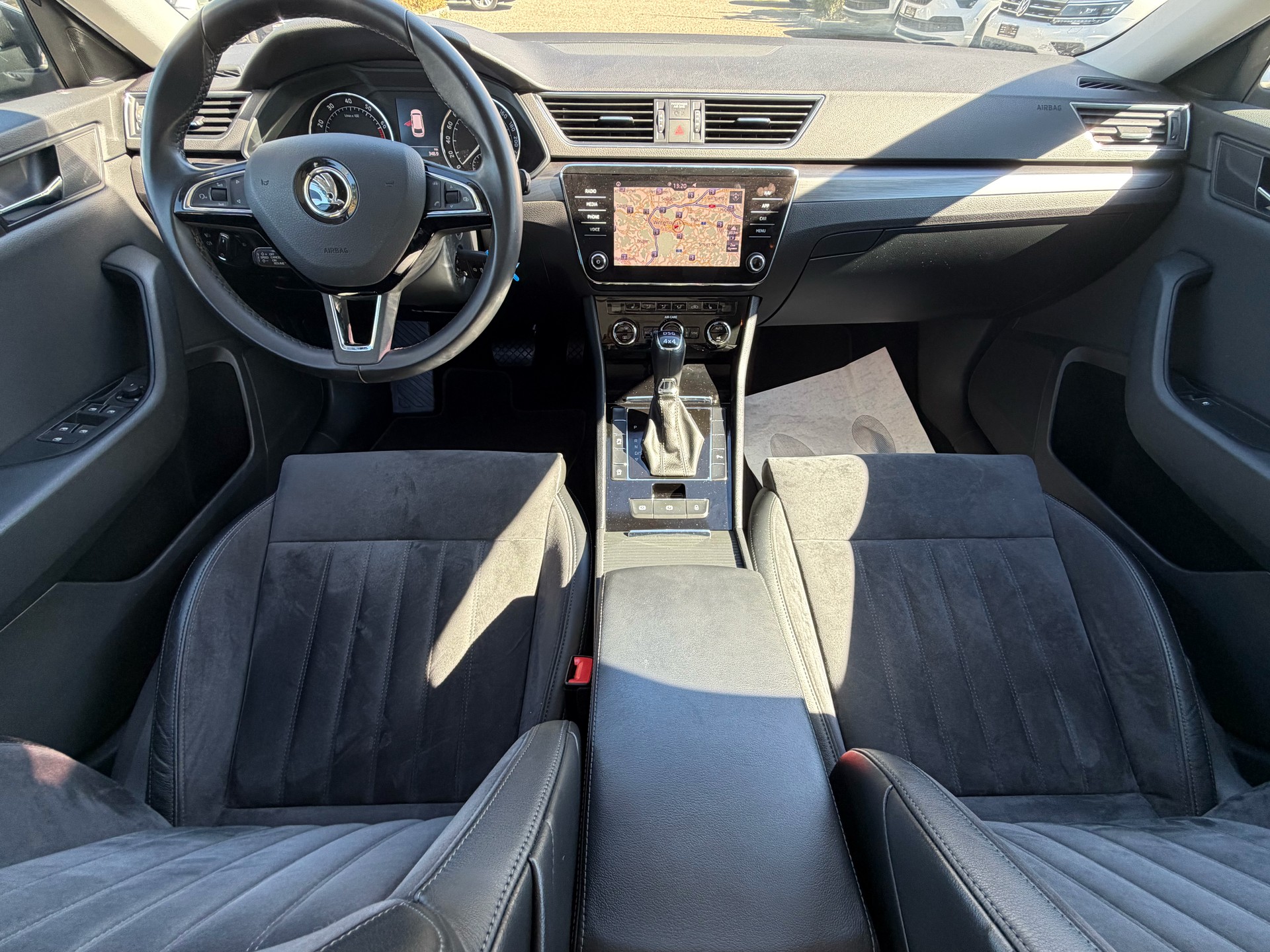 SKODA Superb Combi 2.0 TSI Style DSG 4x4-image-11