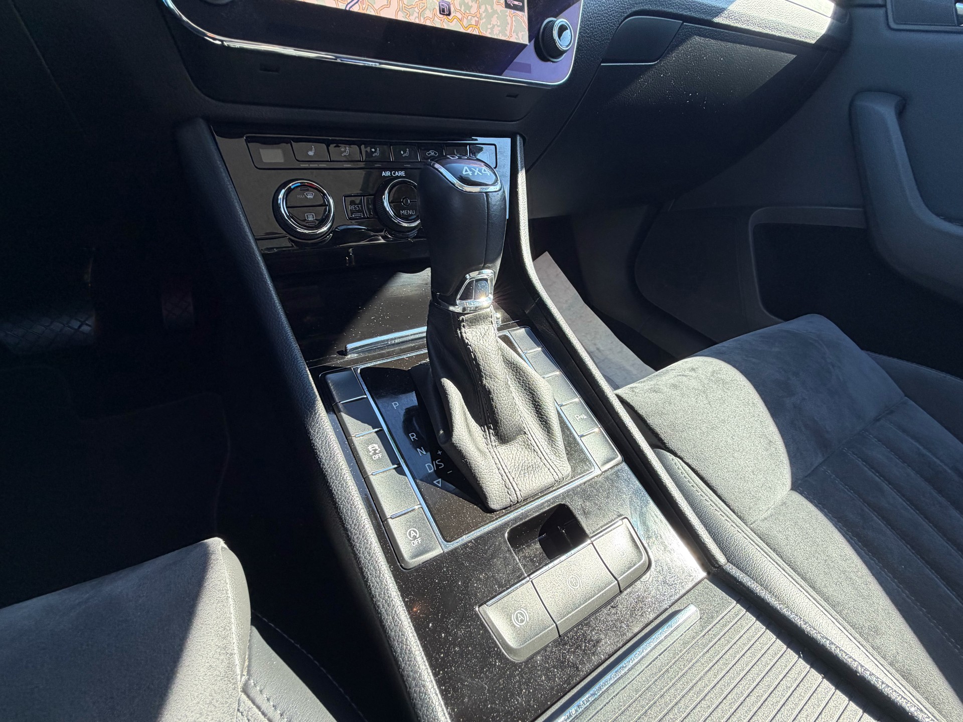SKODA Superb Combi 2.0 TSI Style DSG 4x4-image-13