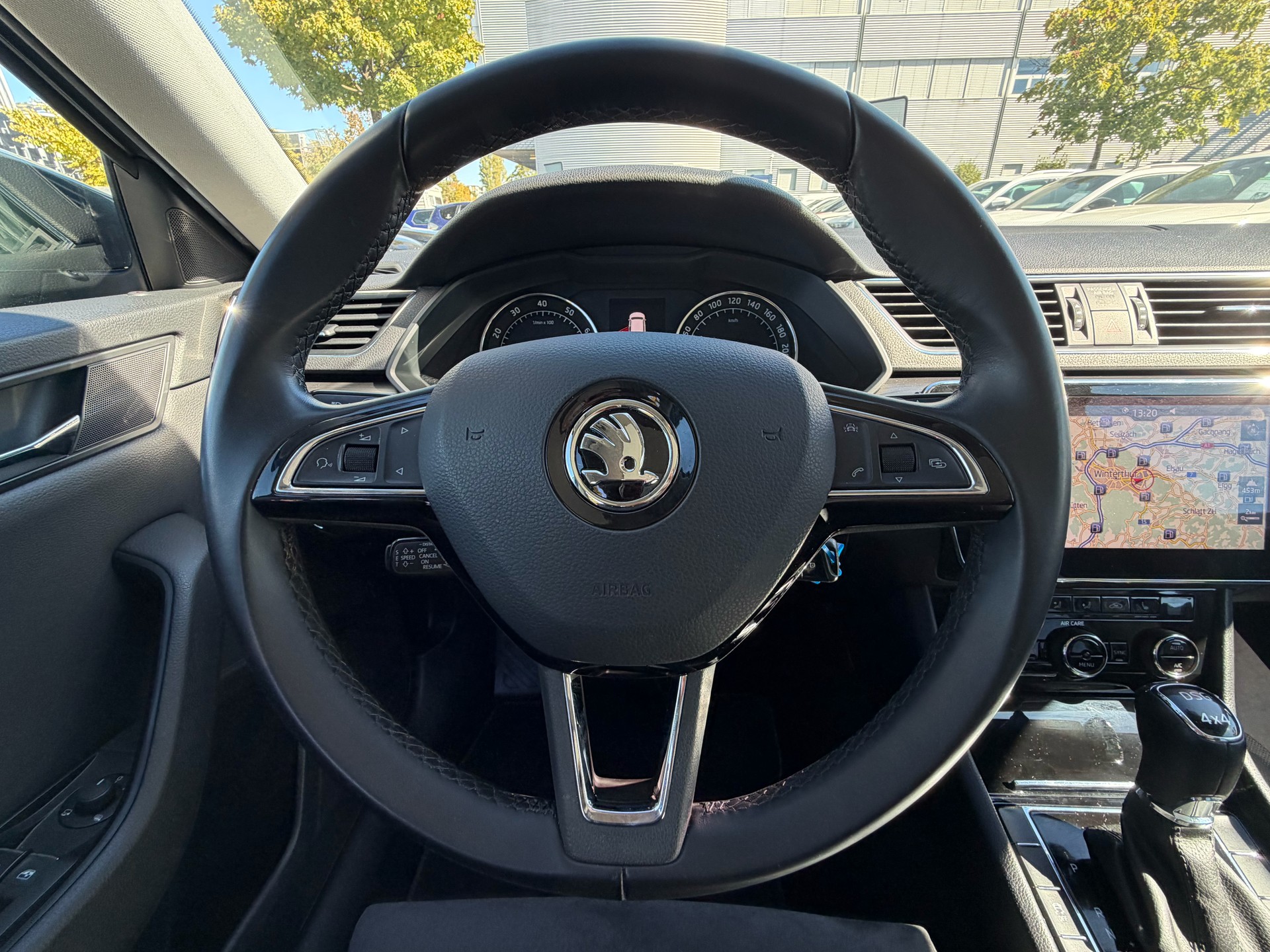 SKODA Superb Combi 2.0 TSI Style DSG 4x4-image-12