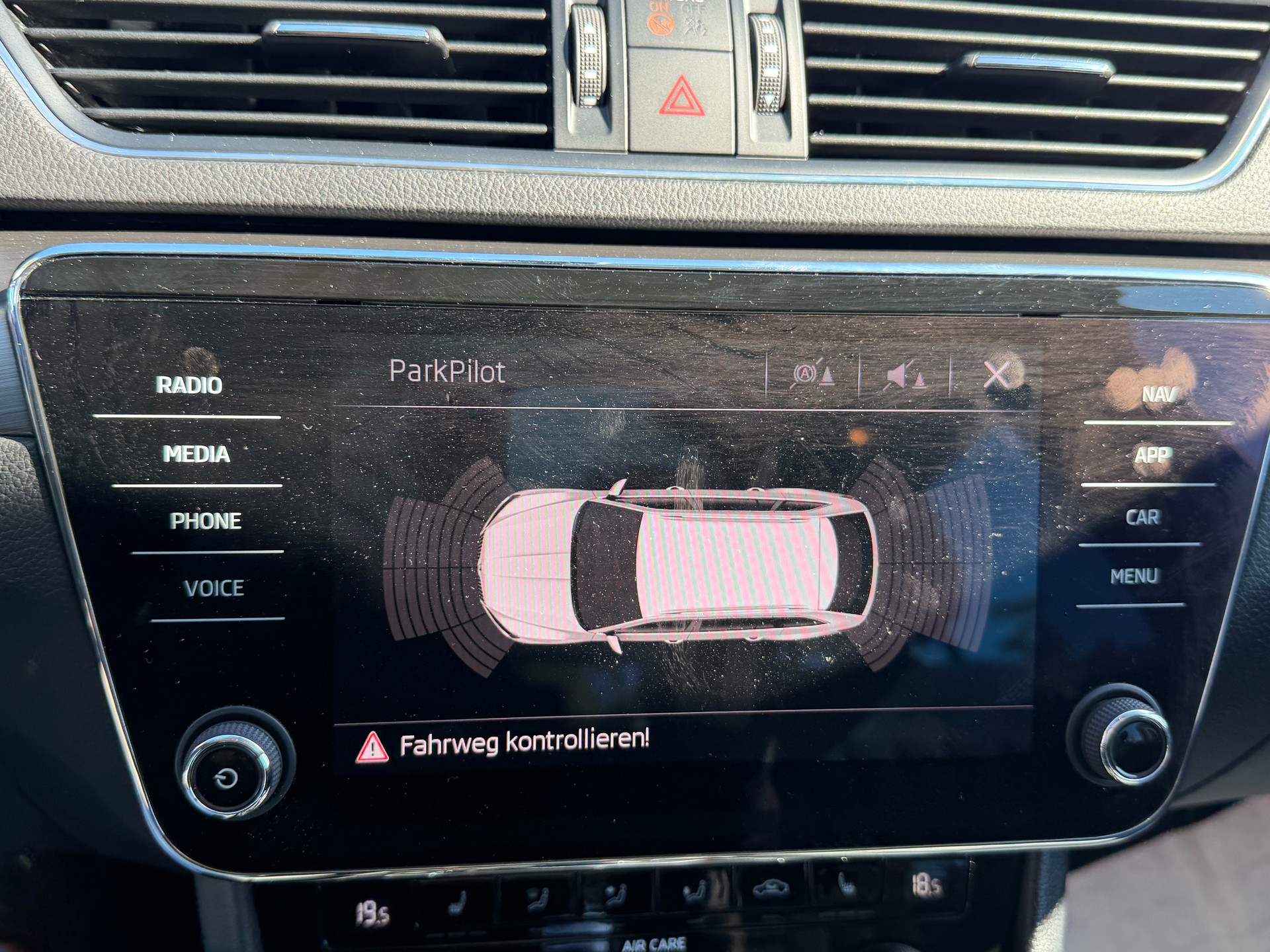 SKODA Superb Combi 2.0 TSI Style DSG 4x4-image-23