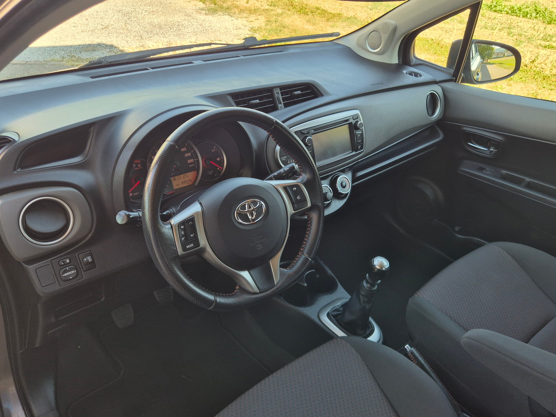 TOYOTA Yaris 1.33 Style-image-10