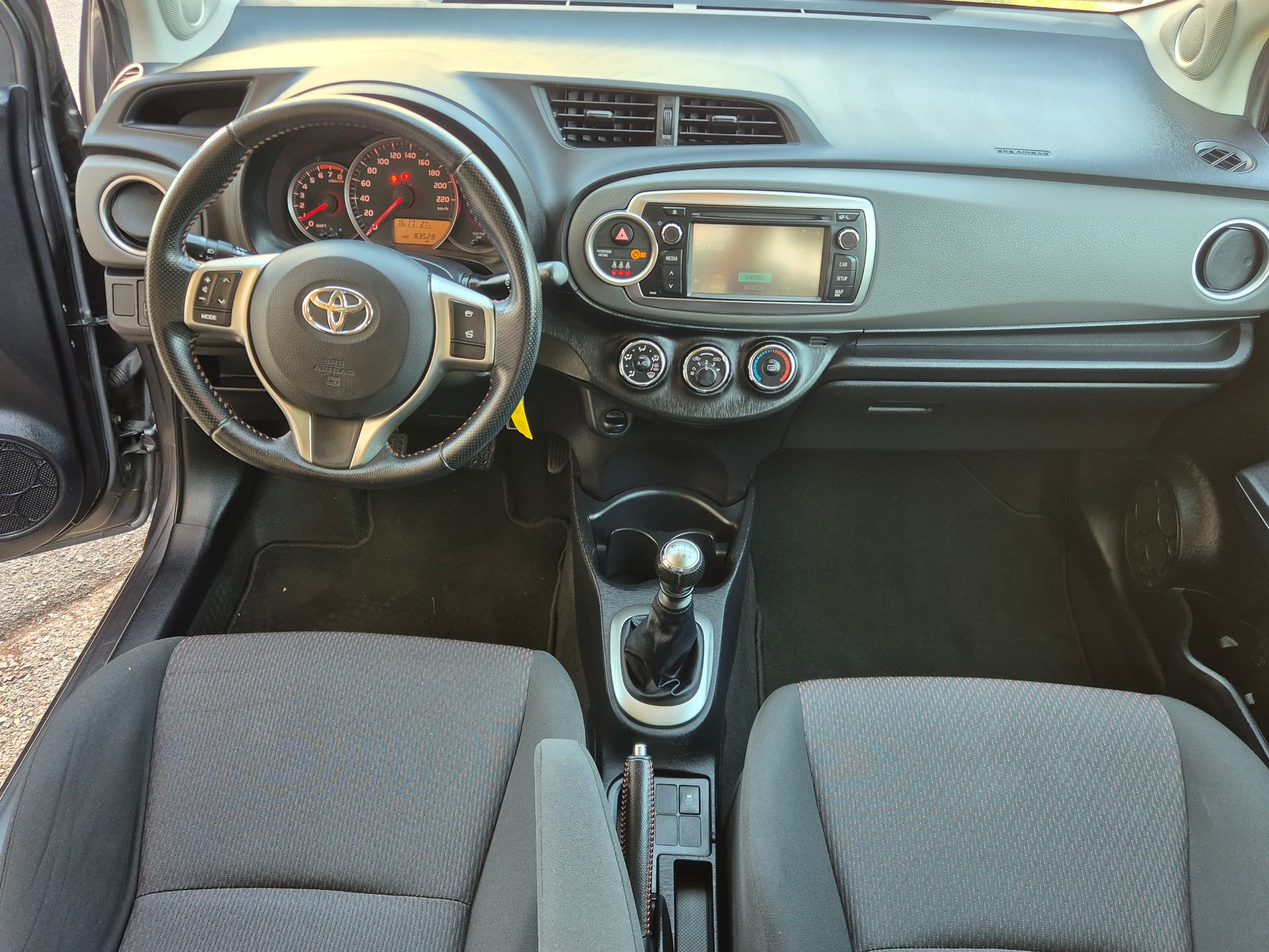 TOYOTA Yaris 1.33 Style-image-9
