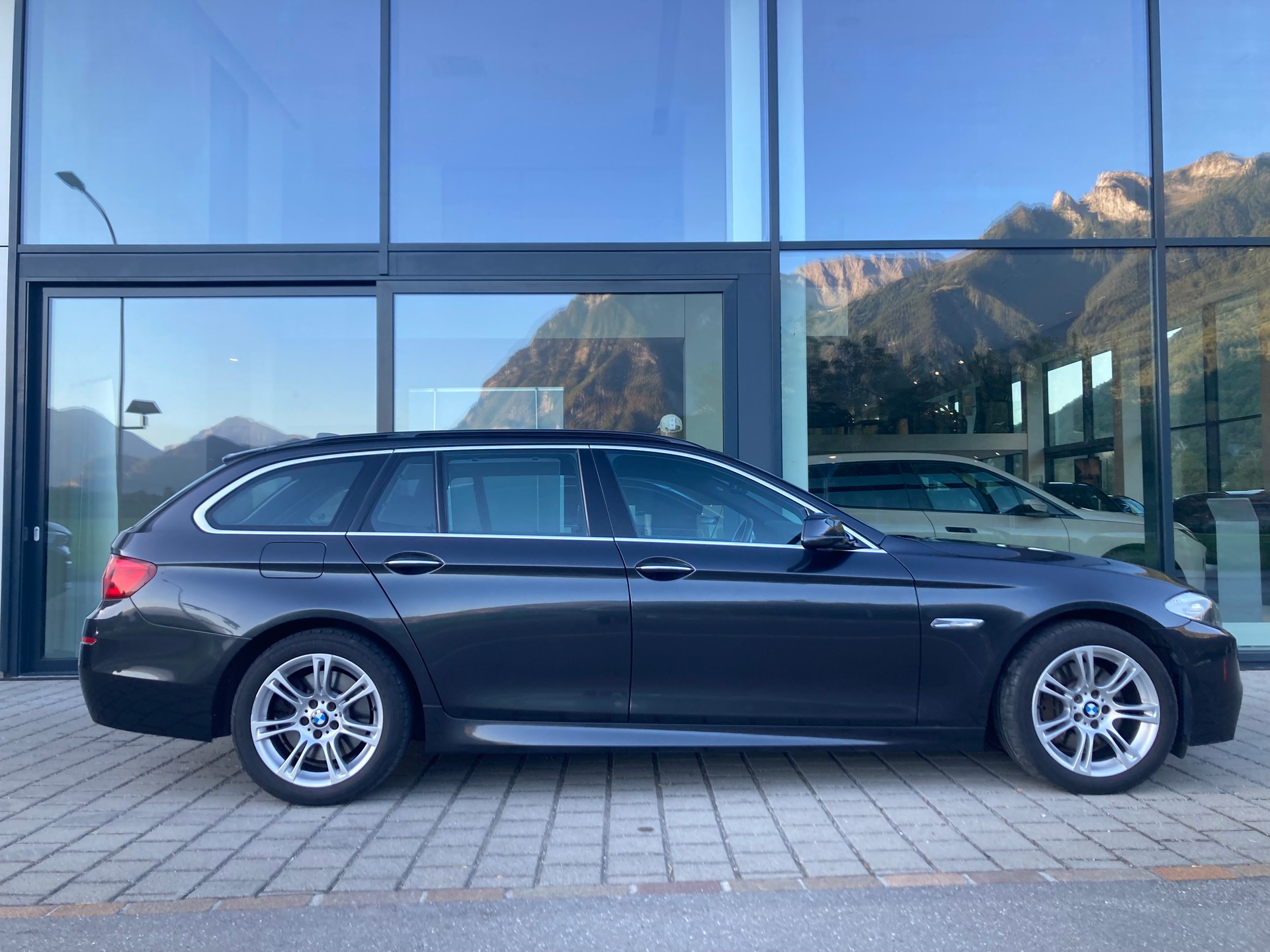 BMW 530d xDrive-image-2