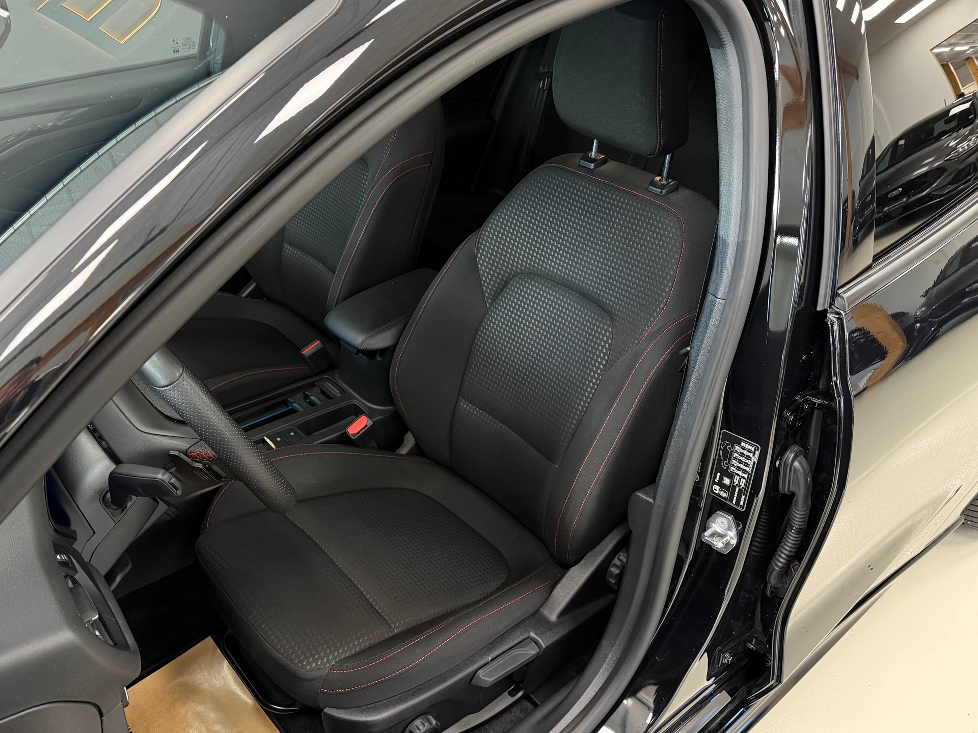 FORD Focus 1.0 MHEV ST-Line X Automat-image-8