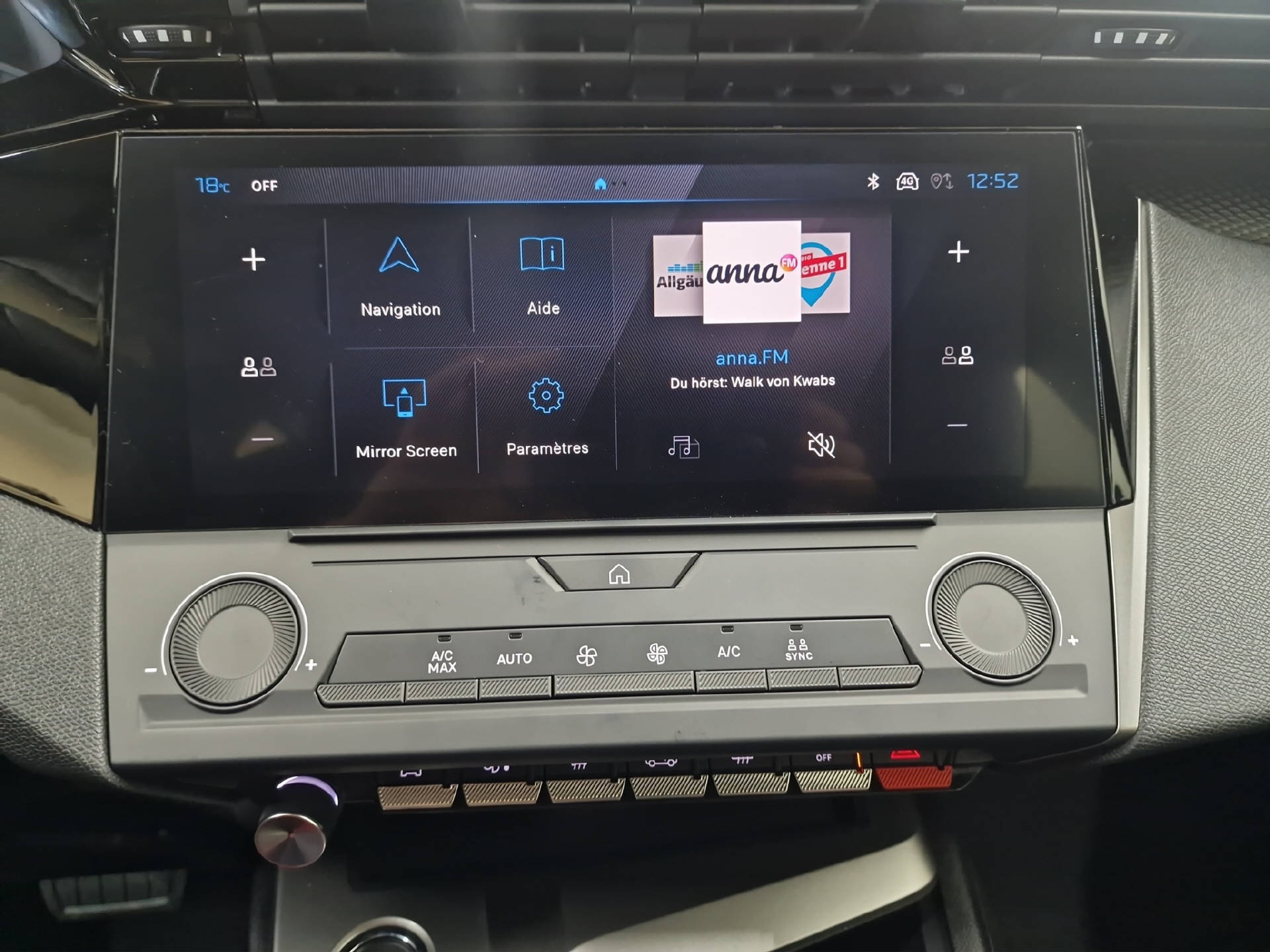 PEUGEOT 308 1.2 Hybrid Style-image-12